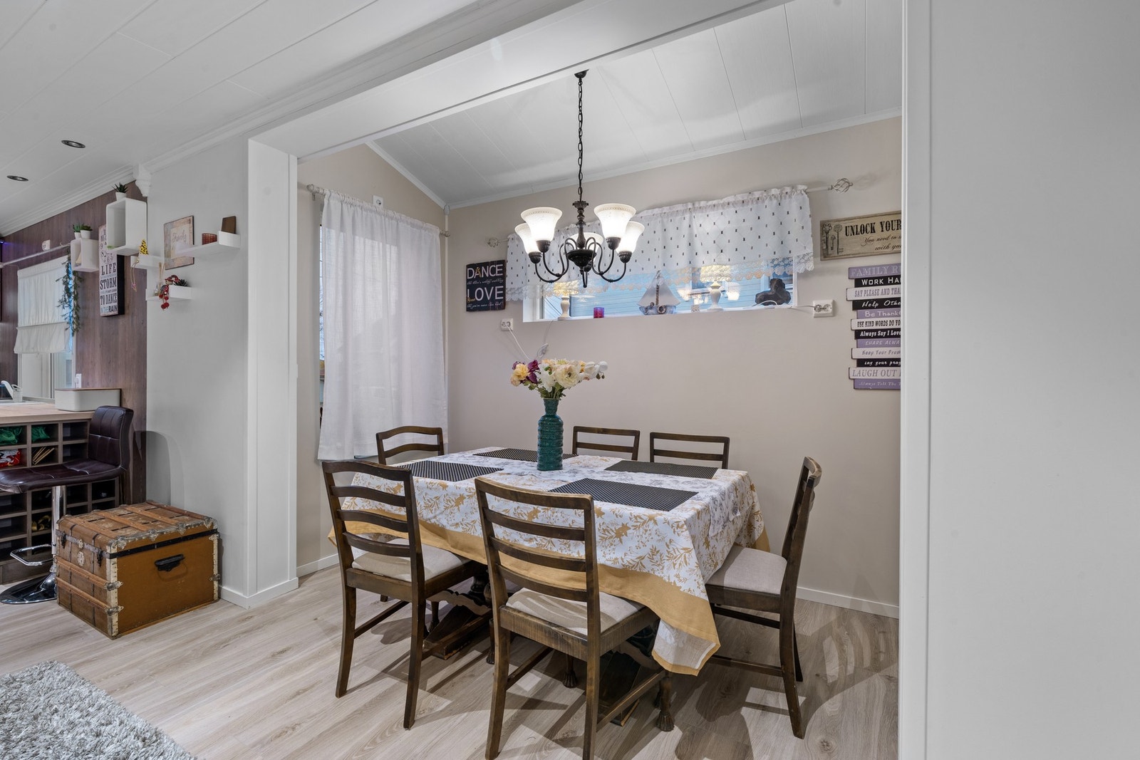 Videre i etasjen er det et karnapp som passer ypperlig som spisestue. Galleribilde