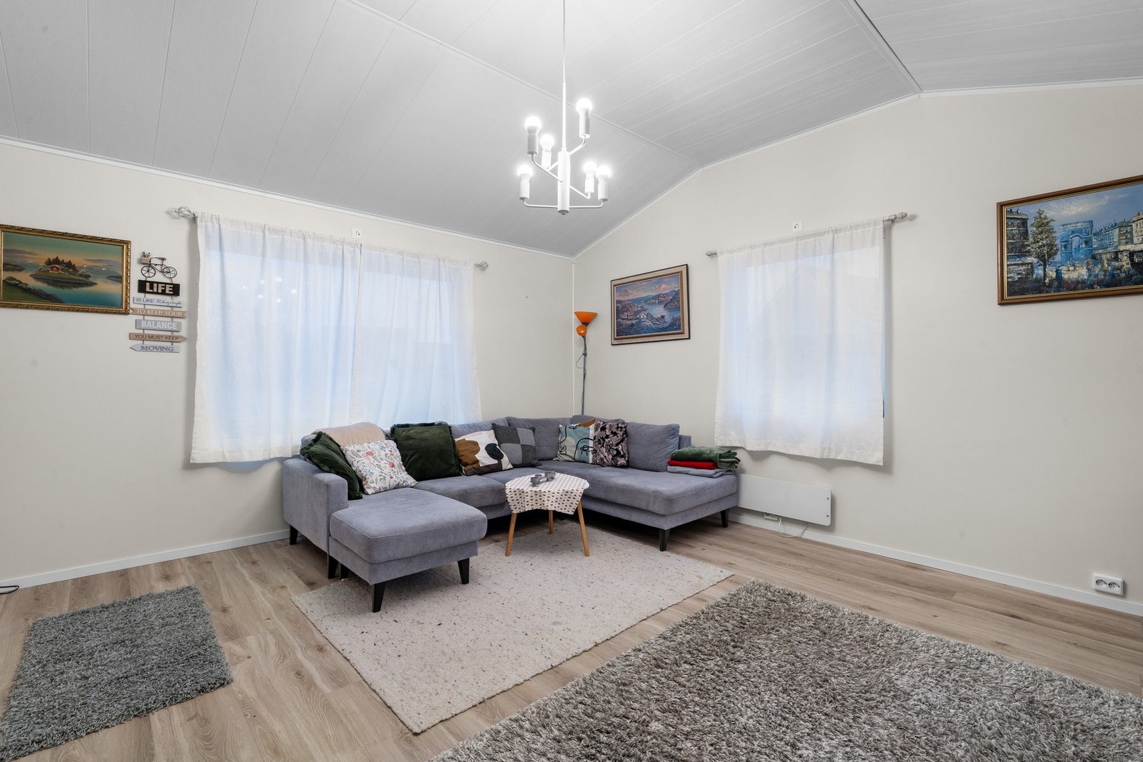 Her kan man enkelt møblere med en stor sofagruppe. Galleribilde