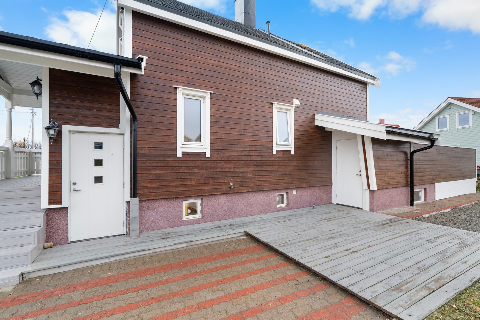 Fra nord er det to innganger til kjelleren. Galleribilde