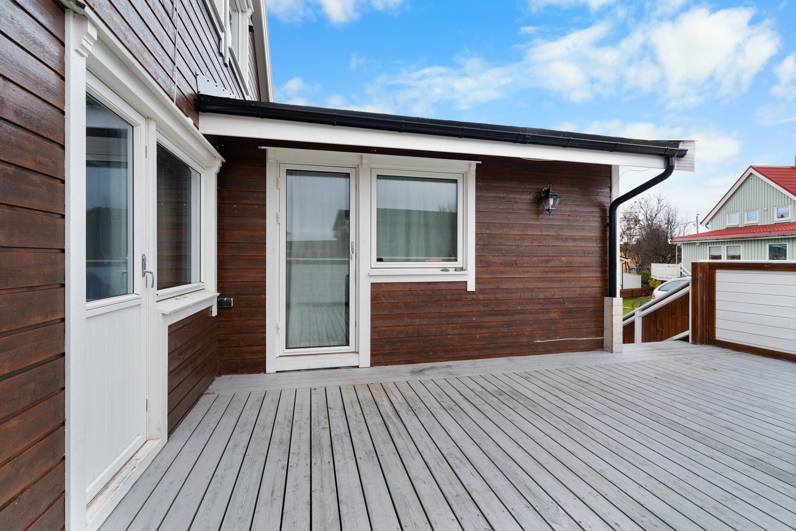 Like utenfor stuen og soverommet kommer vi til en romslig terrasse. Galleribilde