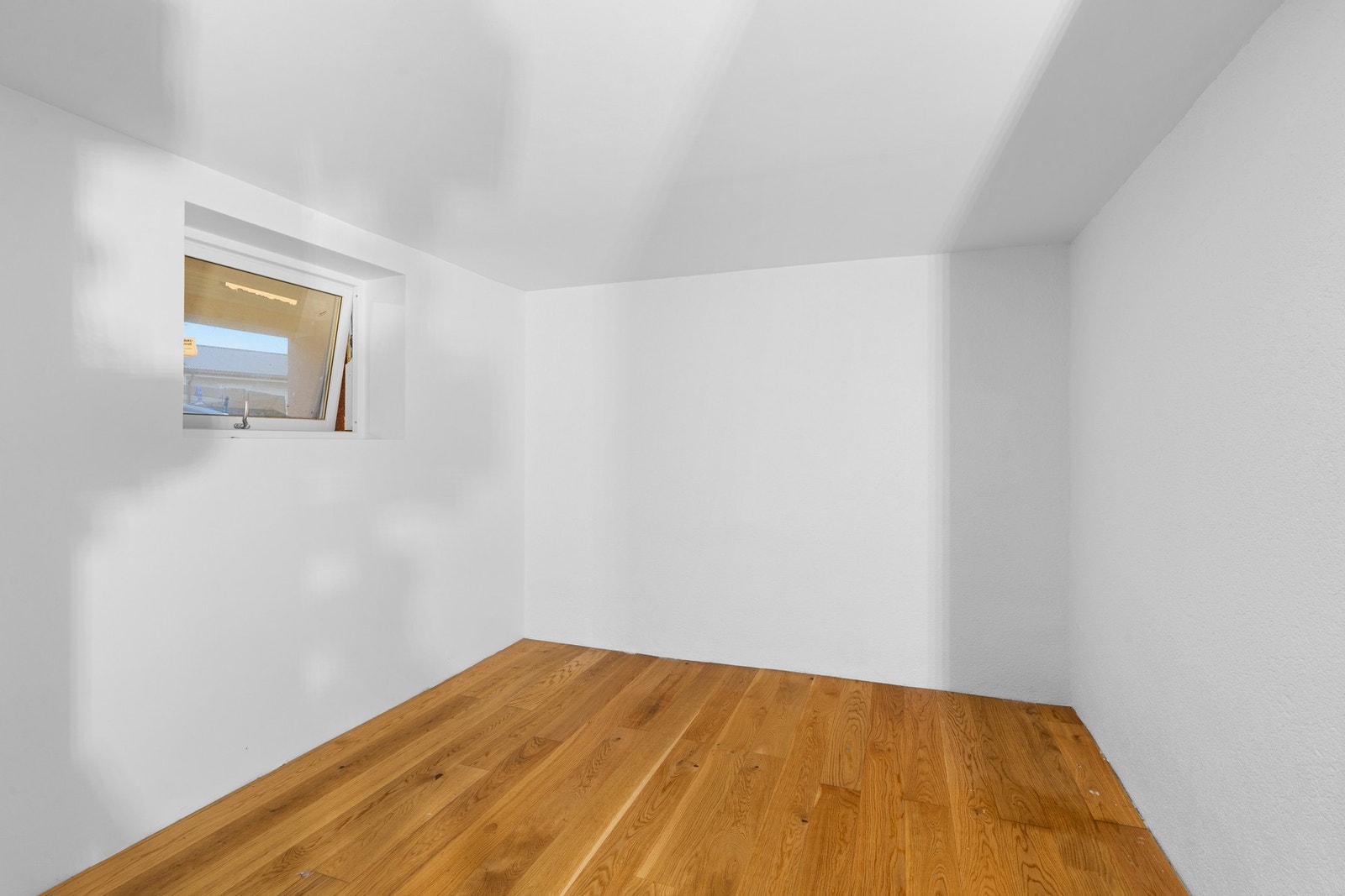 Kjelleren er påbegynt renovert, men ikke ferdigstilt. Dette er et soverom. Galleribilde