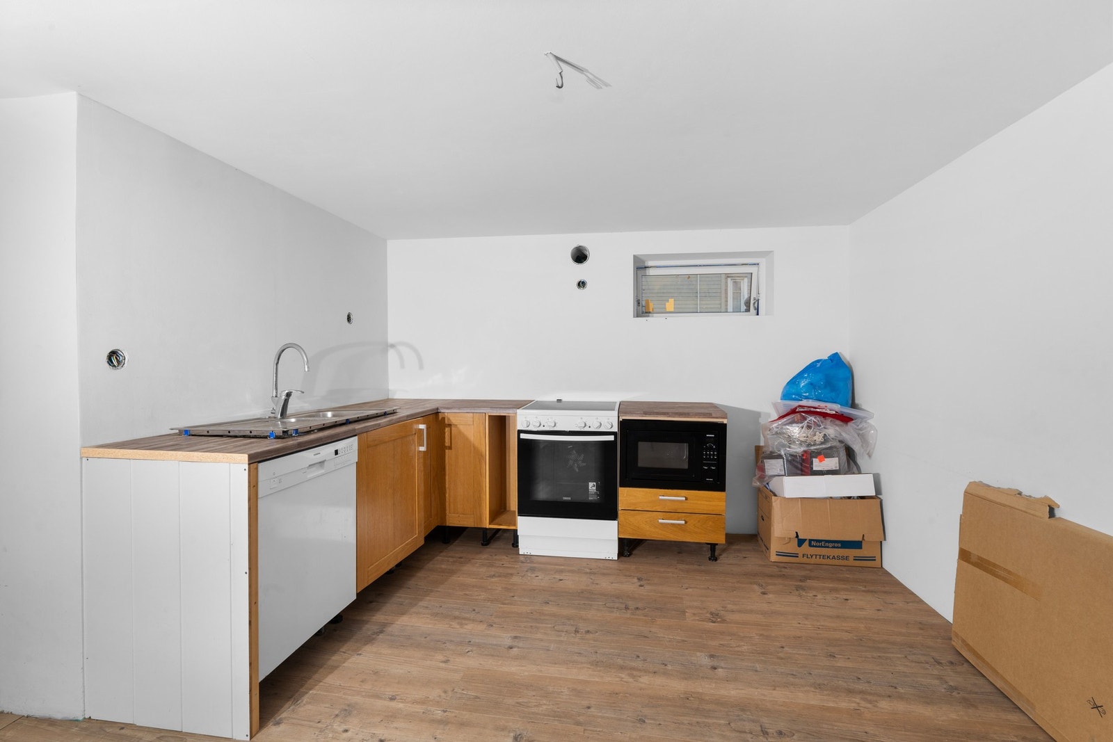 Stue/kjøkken i kjelleren er ikke ferdigstilt. Galleribilde