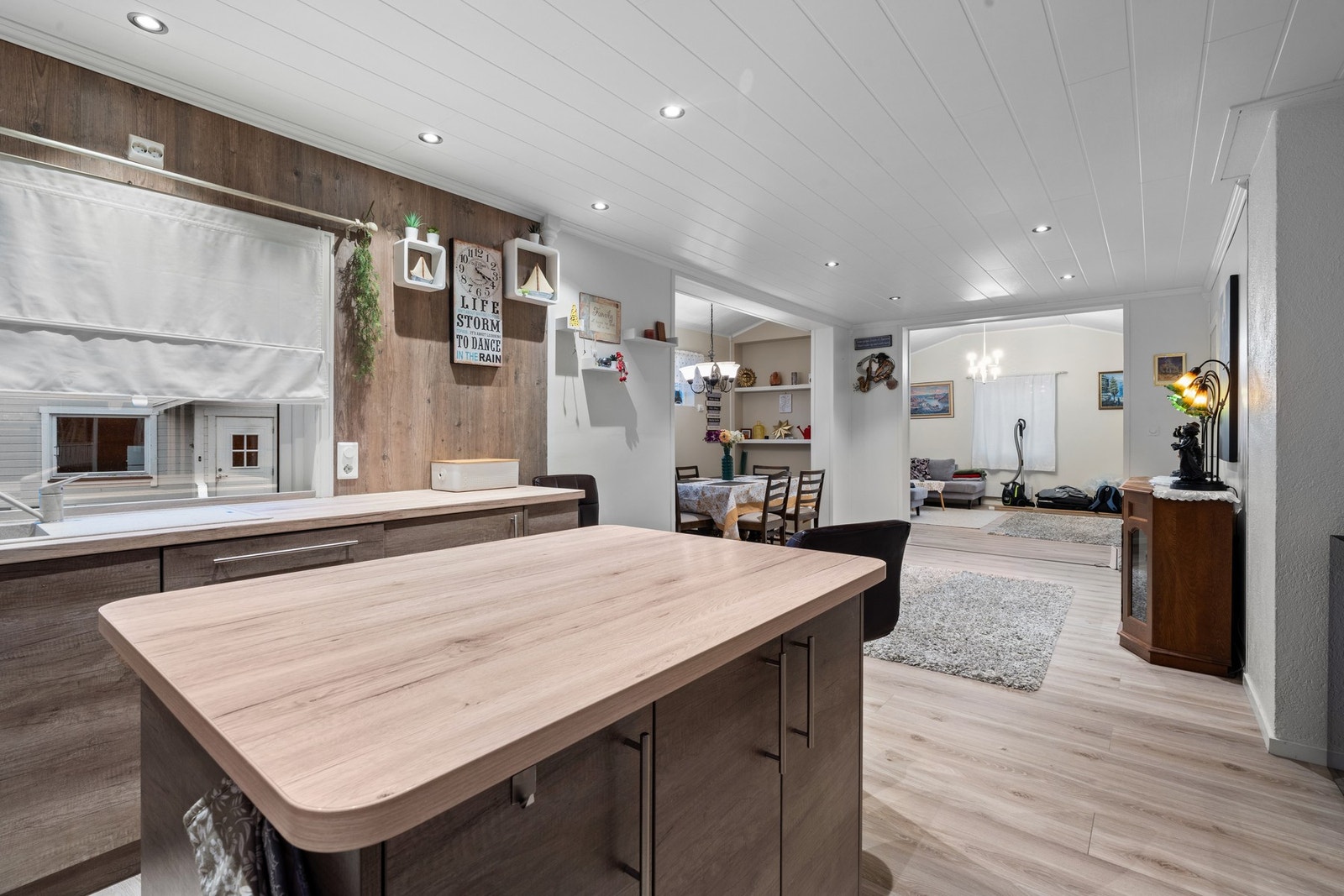 Praktisk kjøkkenøy for ekstra benkeplass. Galleribilde