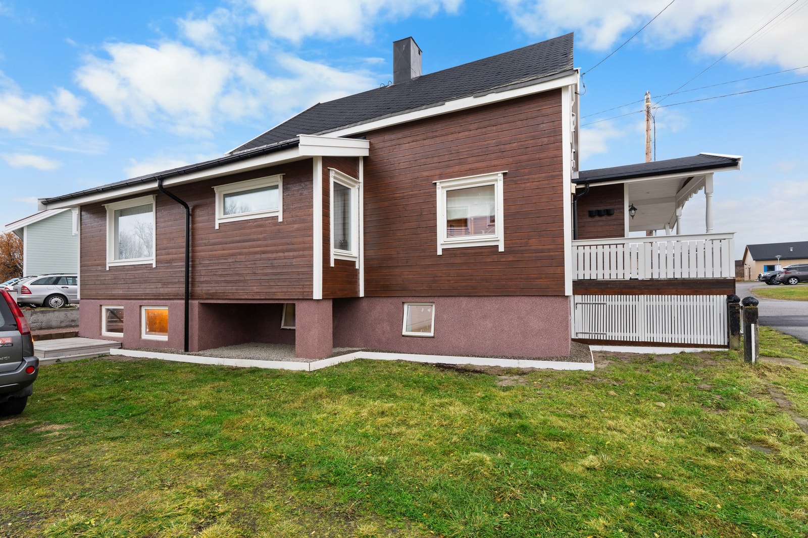 Dette er en sentralt beliggende enebolig på 3 etasjer. Galleribilde