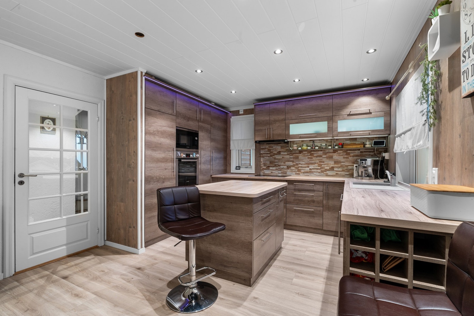 I hovedetasjen kommer man rett til et moderne kjøkken. Galleribilde