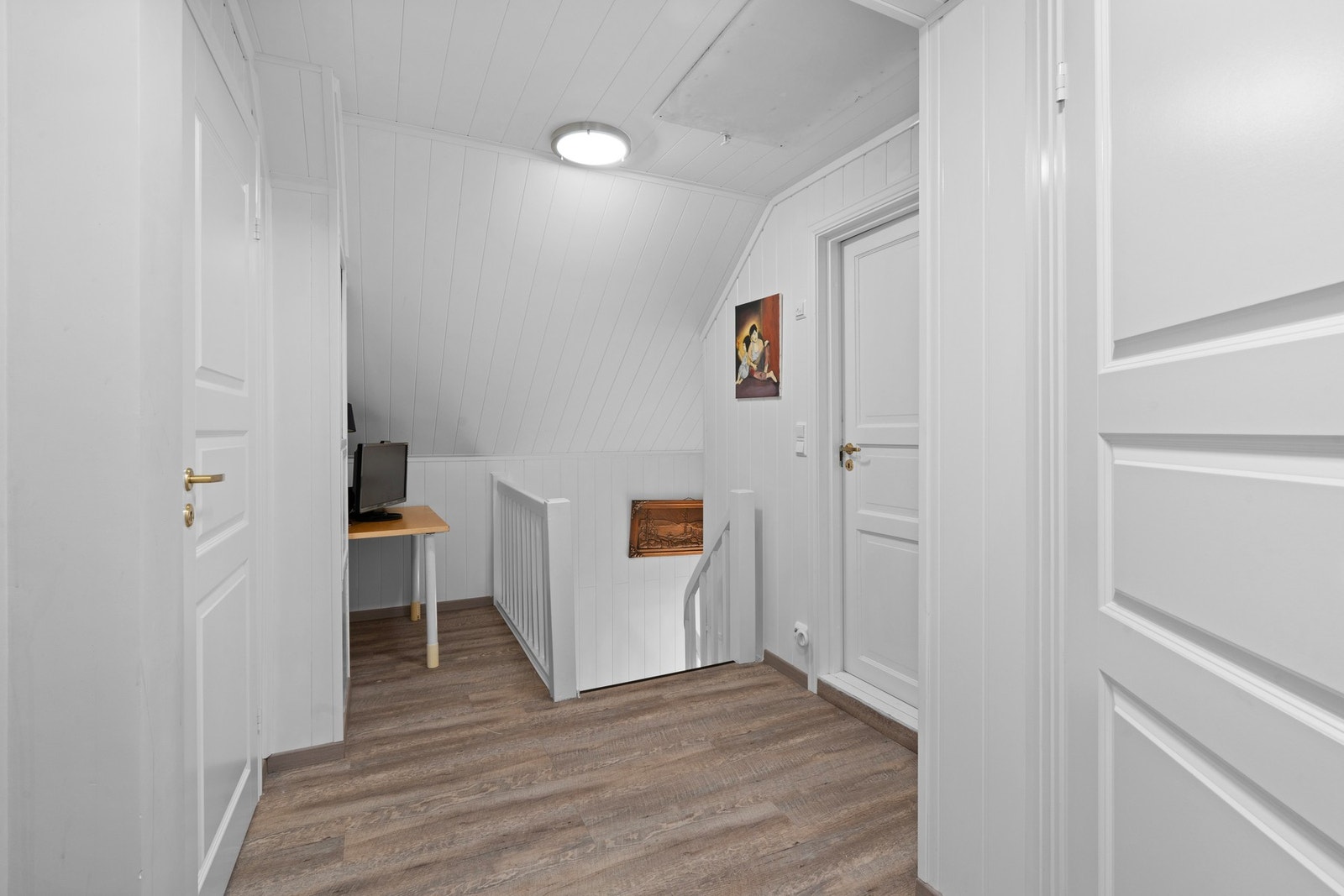 På loftet er det 3 gode soverom og ett bad. Galleribilde