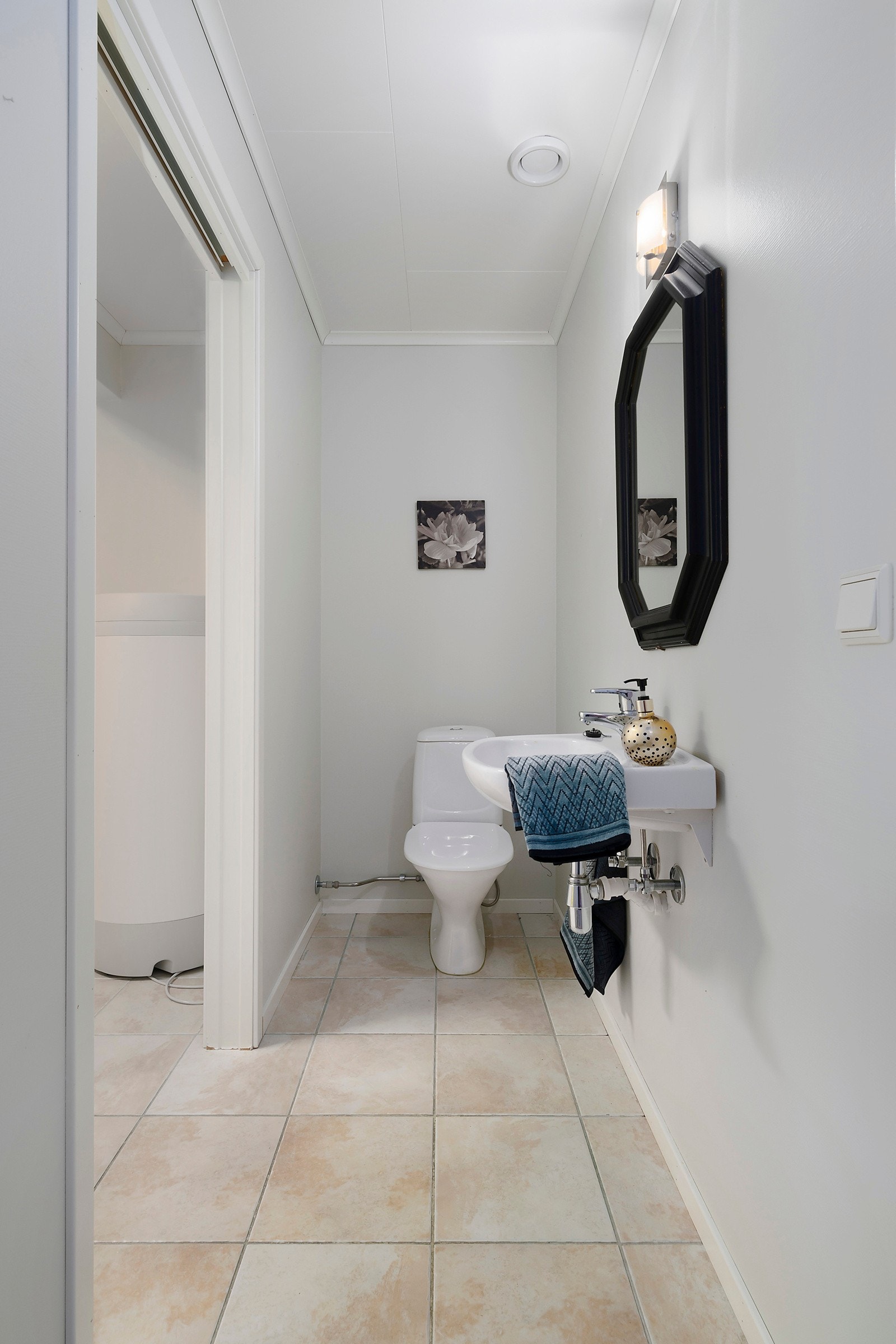 - samt toalett og servant. Galleribilde