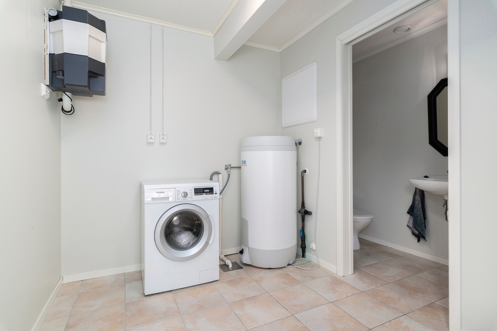 Vaskerom med opplegg for vaskemaskin, tørketrommel, varmtvannstank - Galleribilde