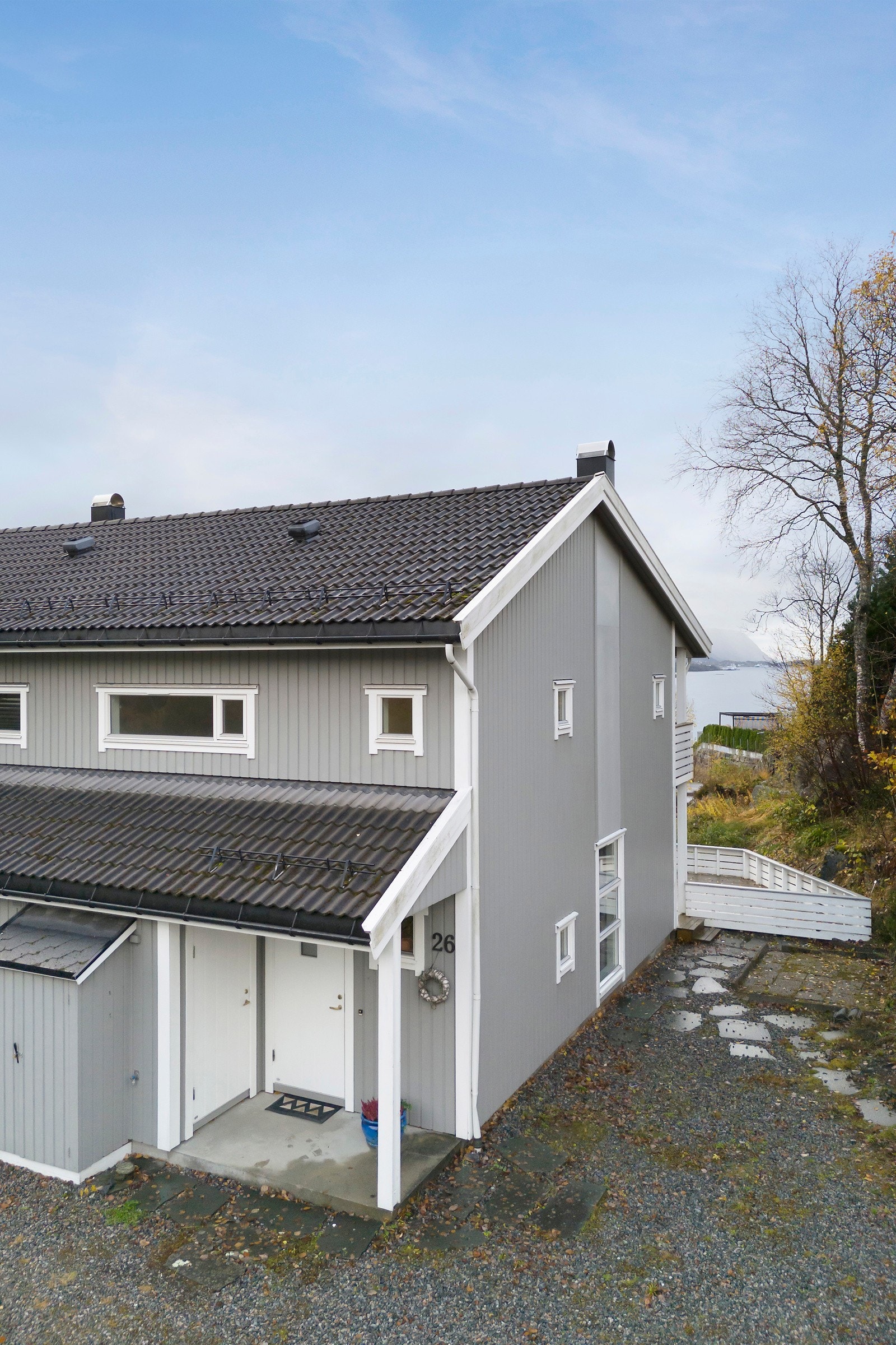 Det er god plass til parkering på tomten og det er trappefri adkomst inn. Galleribilde