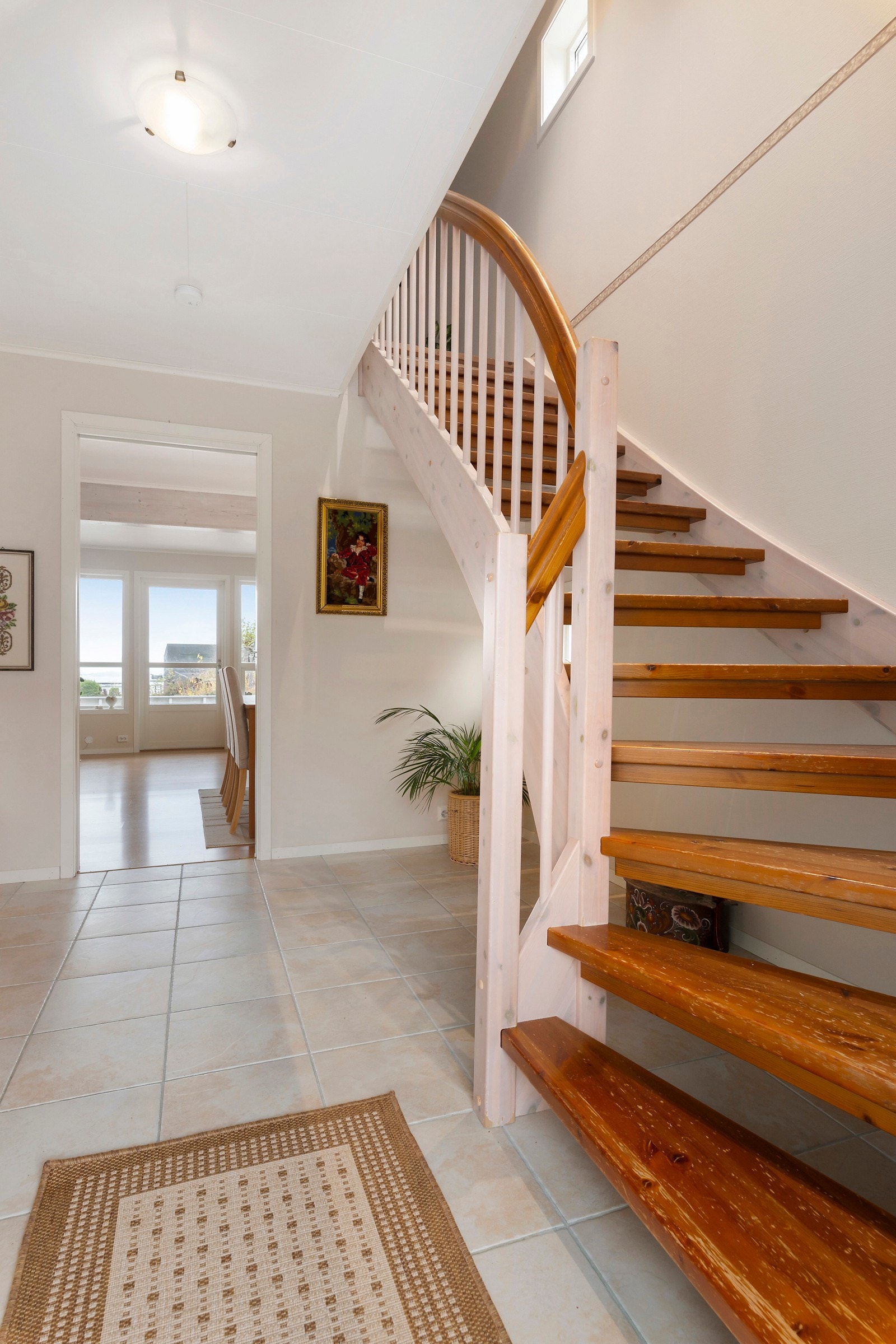 Fra entréen er det trapp opp til andre etasje. Galleribilde