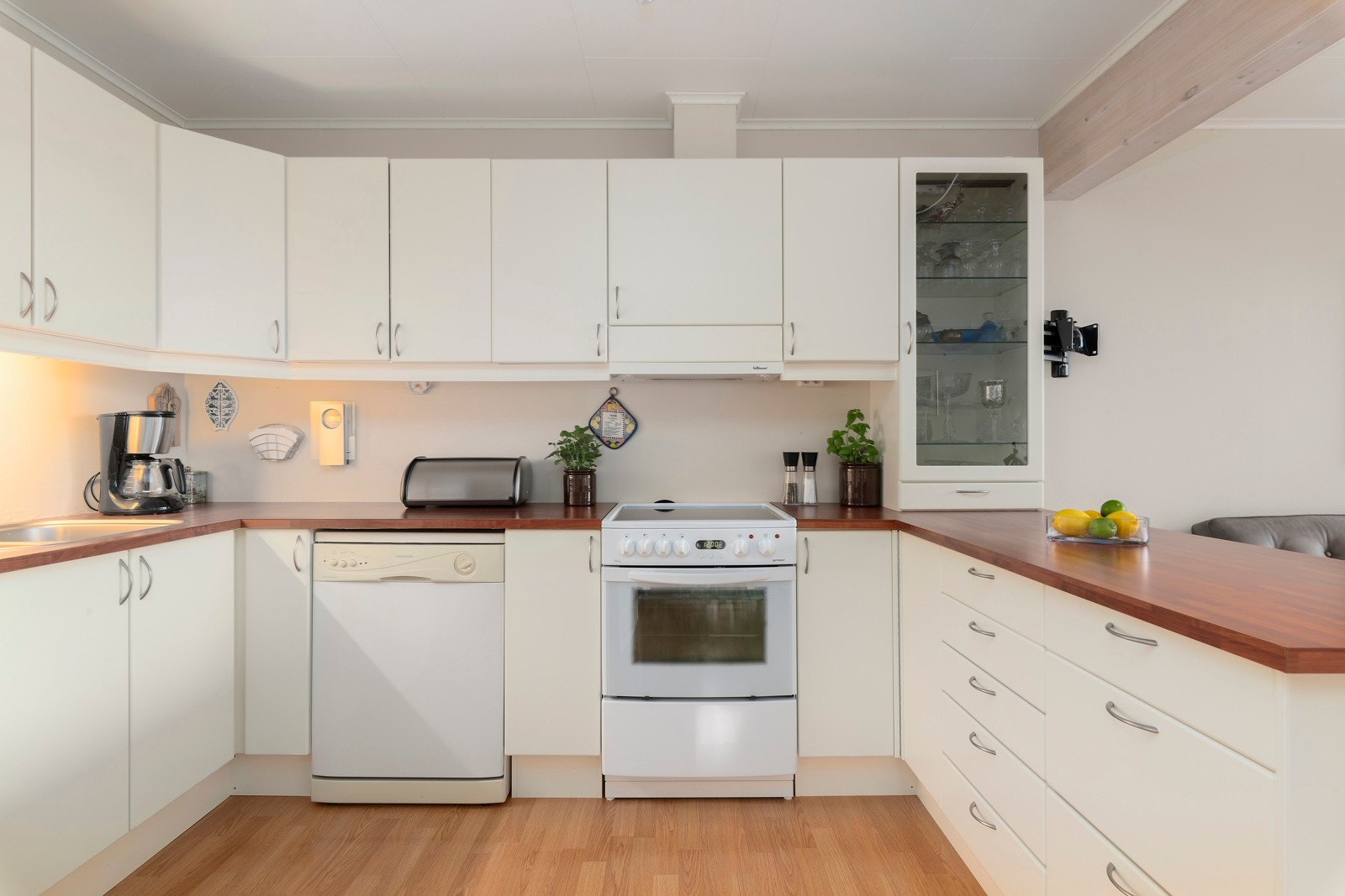 Mye benkeplass gir gode arbeidsflater når man skal kokkelere. Galleribilde