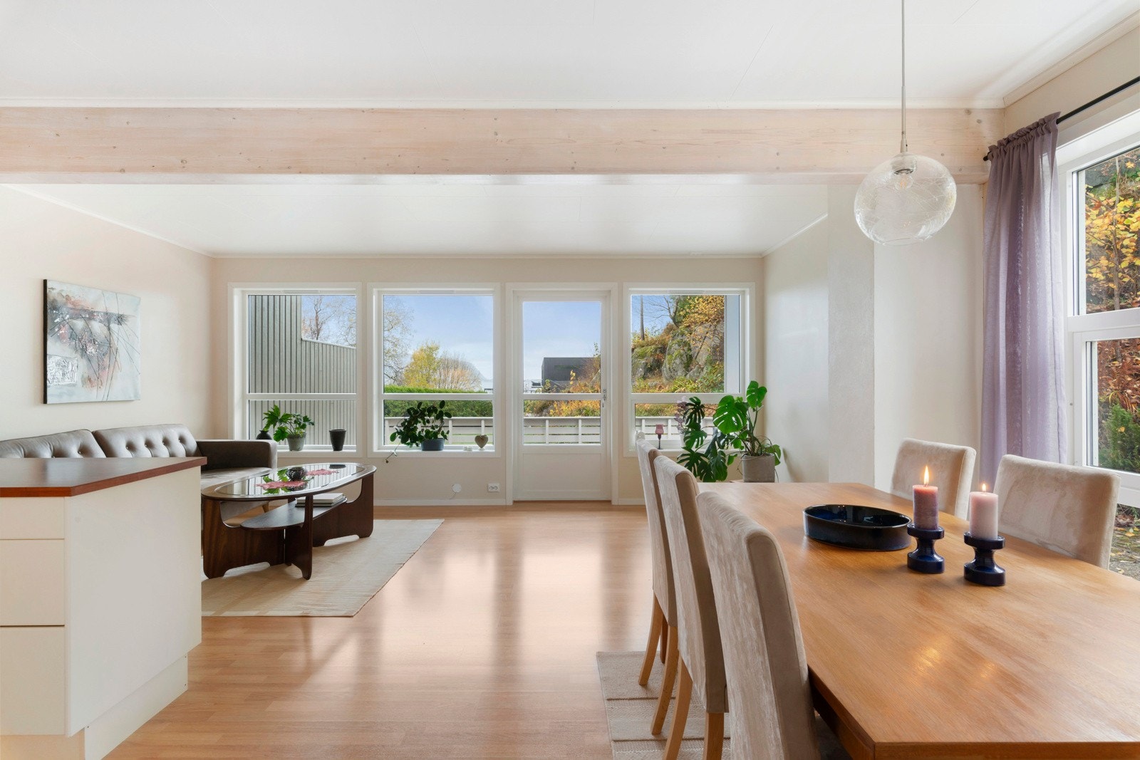 Det er åpen løsning mellom stue og kjøkken - rommet er romslig og har mye naturlig lys. Galleribilde