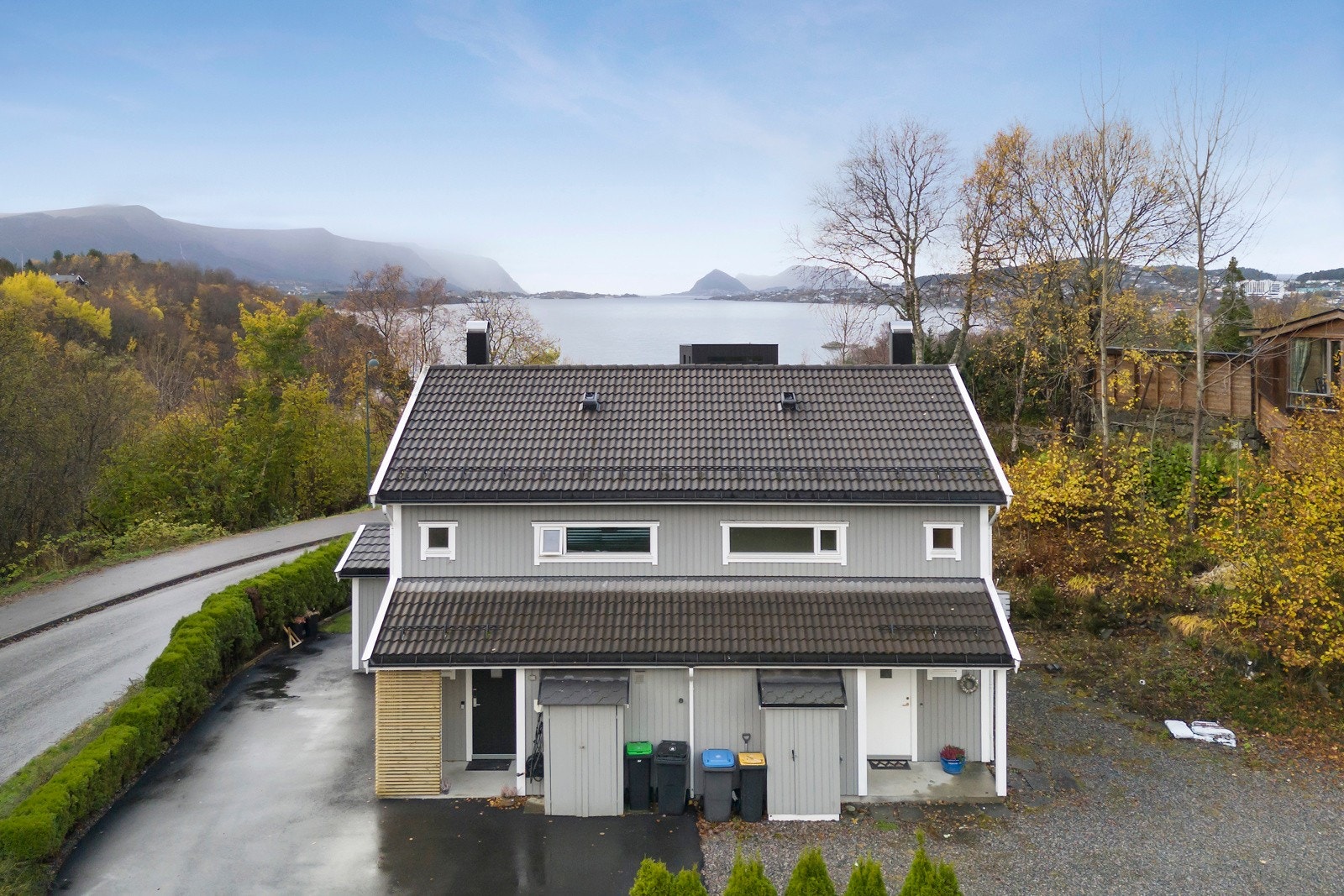 Tomannsboligen er på to etasjer og har en god planløsning. Fin utsikt mot Sukkertoppen. Galleribilde