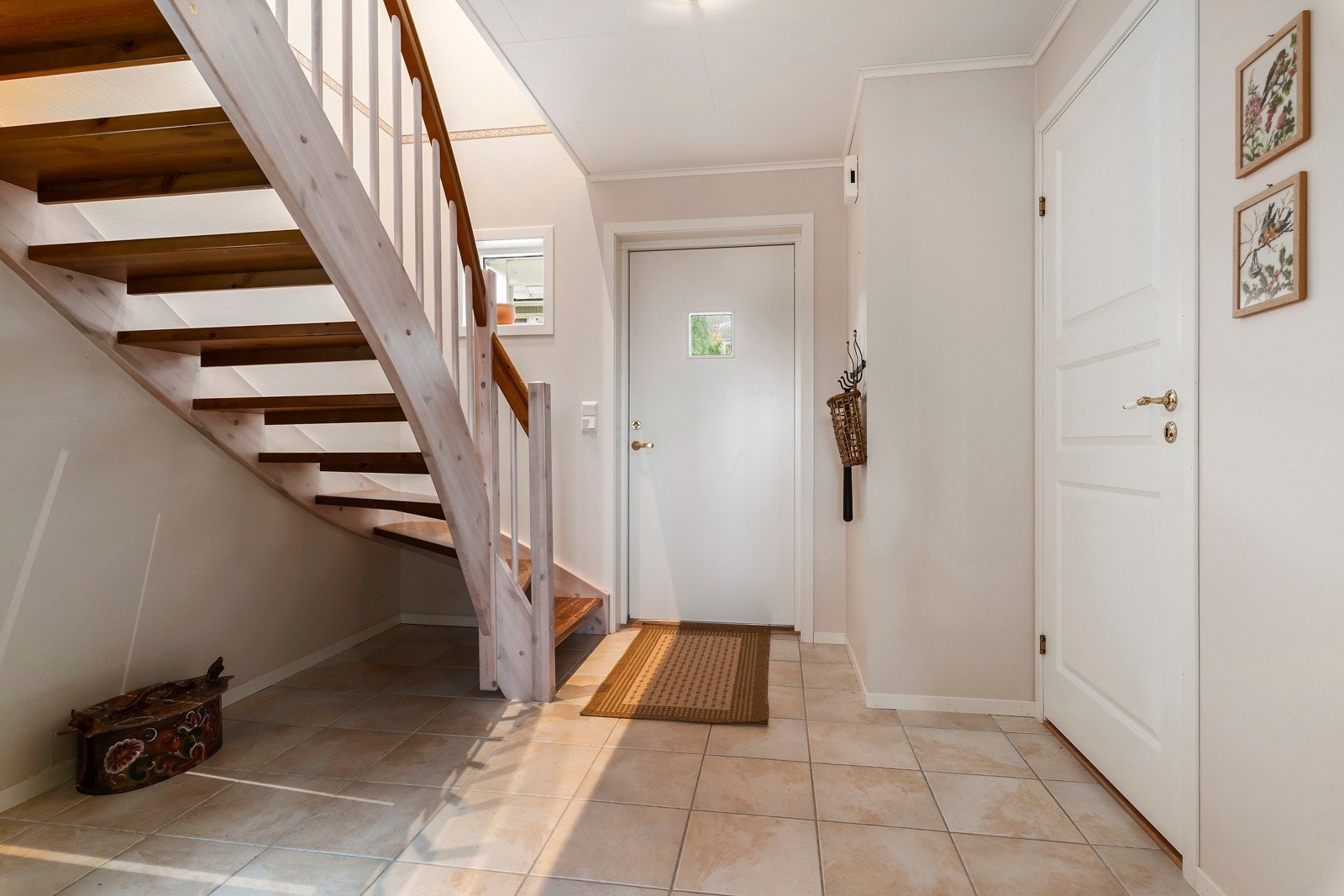 Entréen er romslig og har god plass til å henge fra seg yttertøy og sette fra seg sko under trappa. Galleribilde