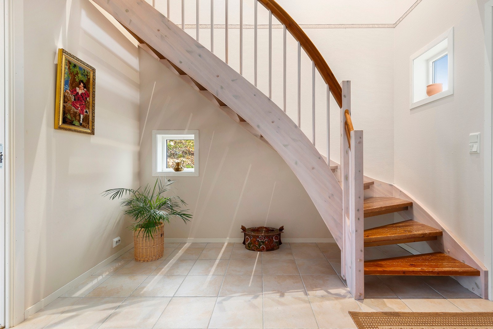 Man kan lage seg et fint garderobesystem under trappa. Galleribilde