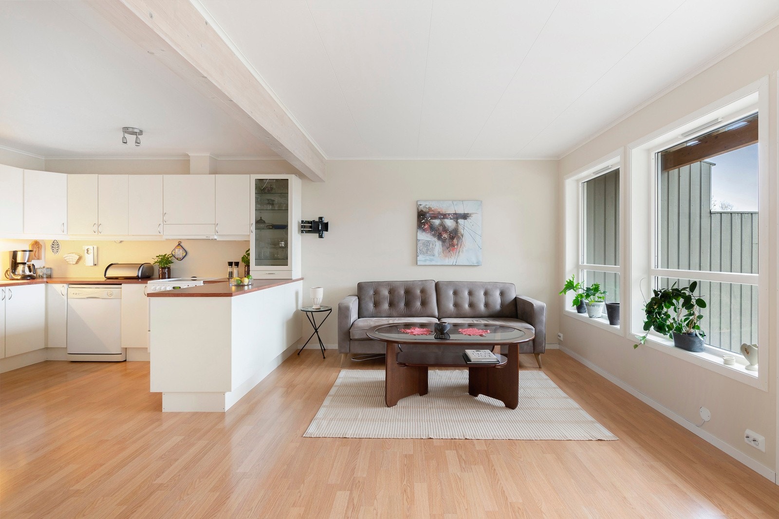 Det er god plass til møblering med både sofagruppe og spisestue. Kjøkkenet har en praktiks u-form som deler rommet fint inn i soner. Galleribilde