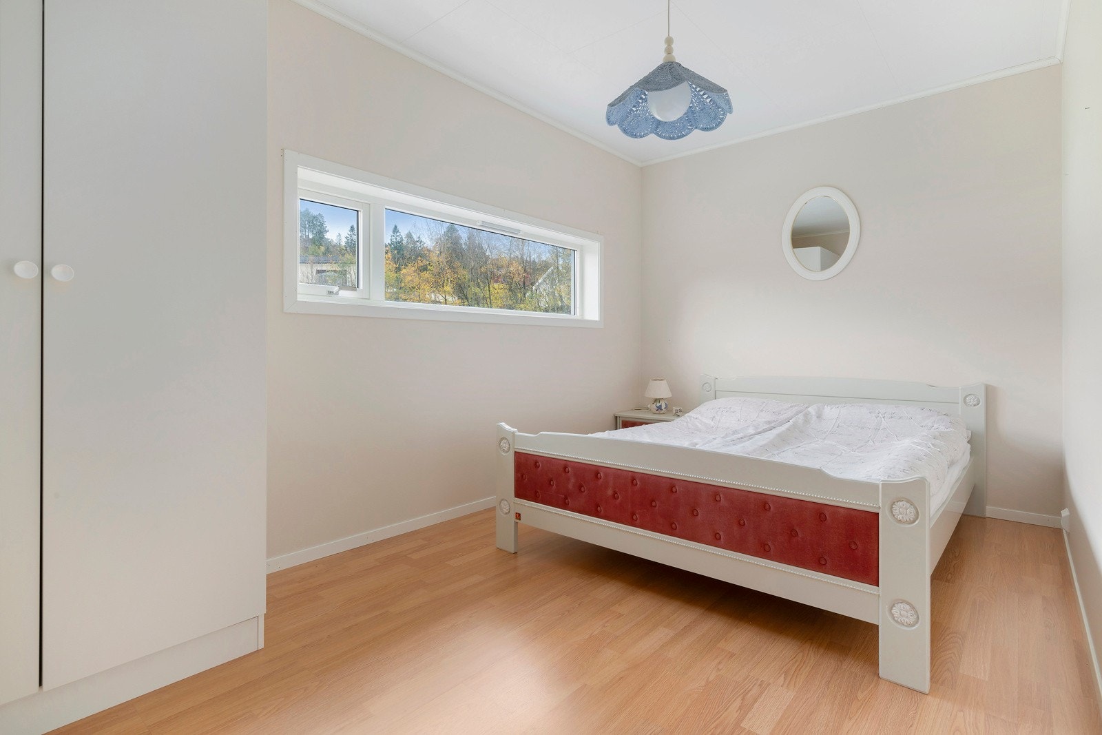 Hovedsoverommet er romslig og har god plass til møblering med både dobbeltseng og garderobe. Galleribilde