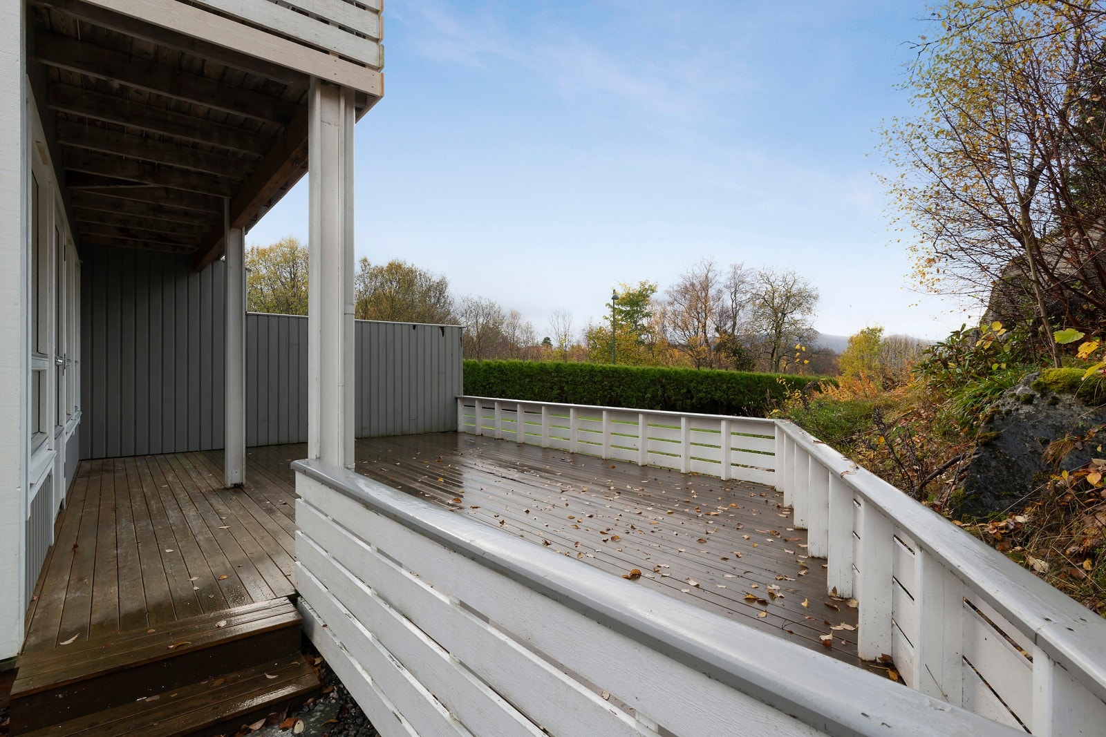 Det er inngang til terrassen fra ovesiden av eiendommen. Galleribilde