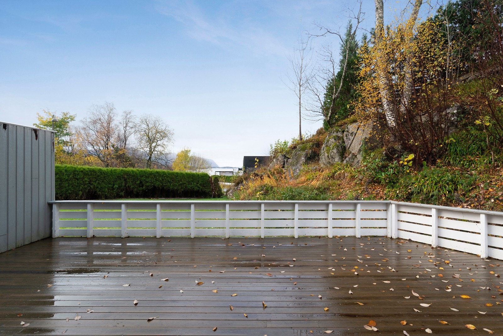 På terrassen har man god plass til møblering med flere sittegrupper om ønskelig. Galleribilde