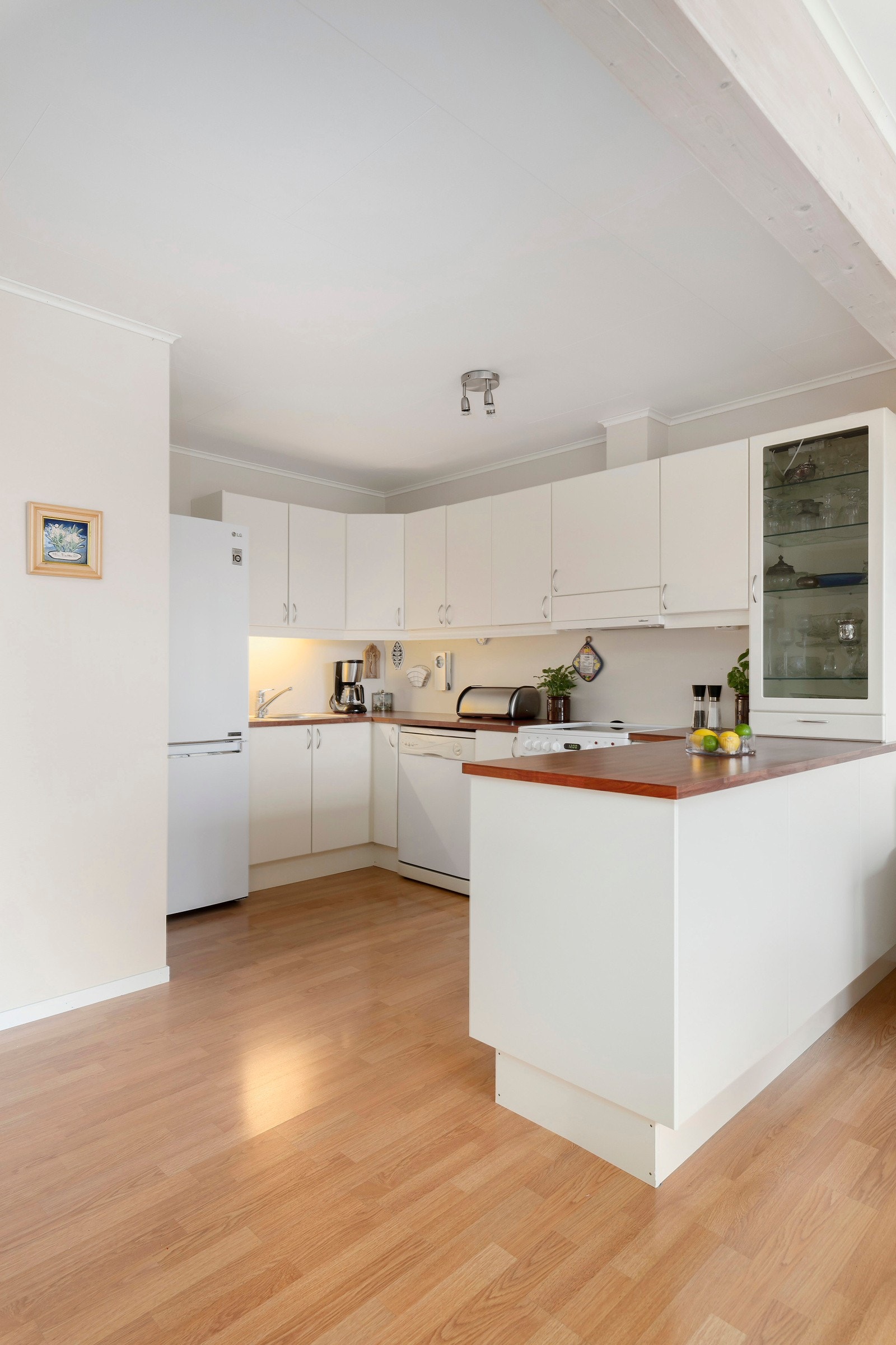 Nøytralt og fint kjøkken som holder seg godt. Galleribilde