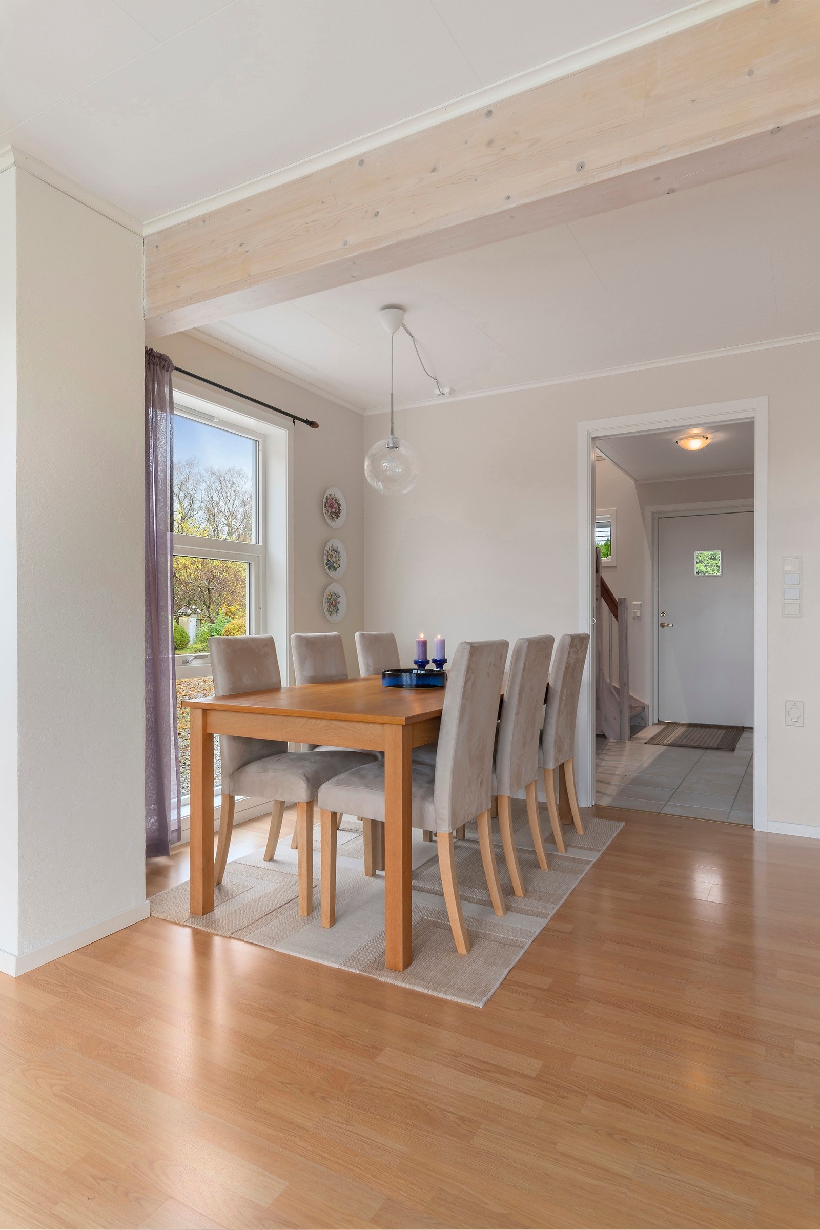 God plass til romslig spisestue ved vinduet. Galleribilde