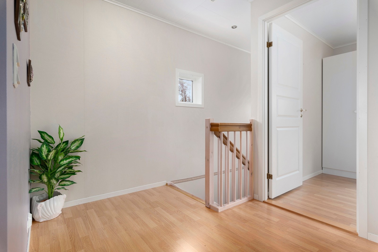 En kommer opp til en romslig gang som fører videre til de tre soverommene og bad. Galleribilde