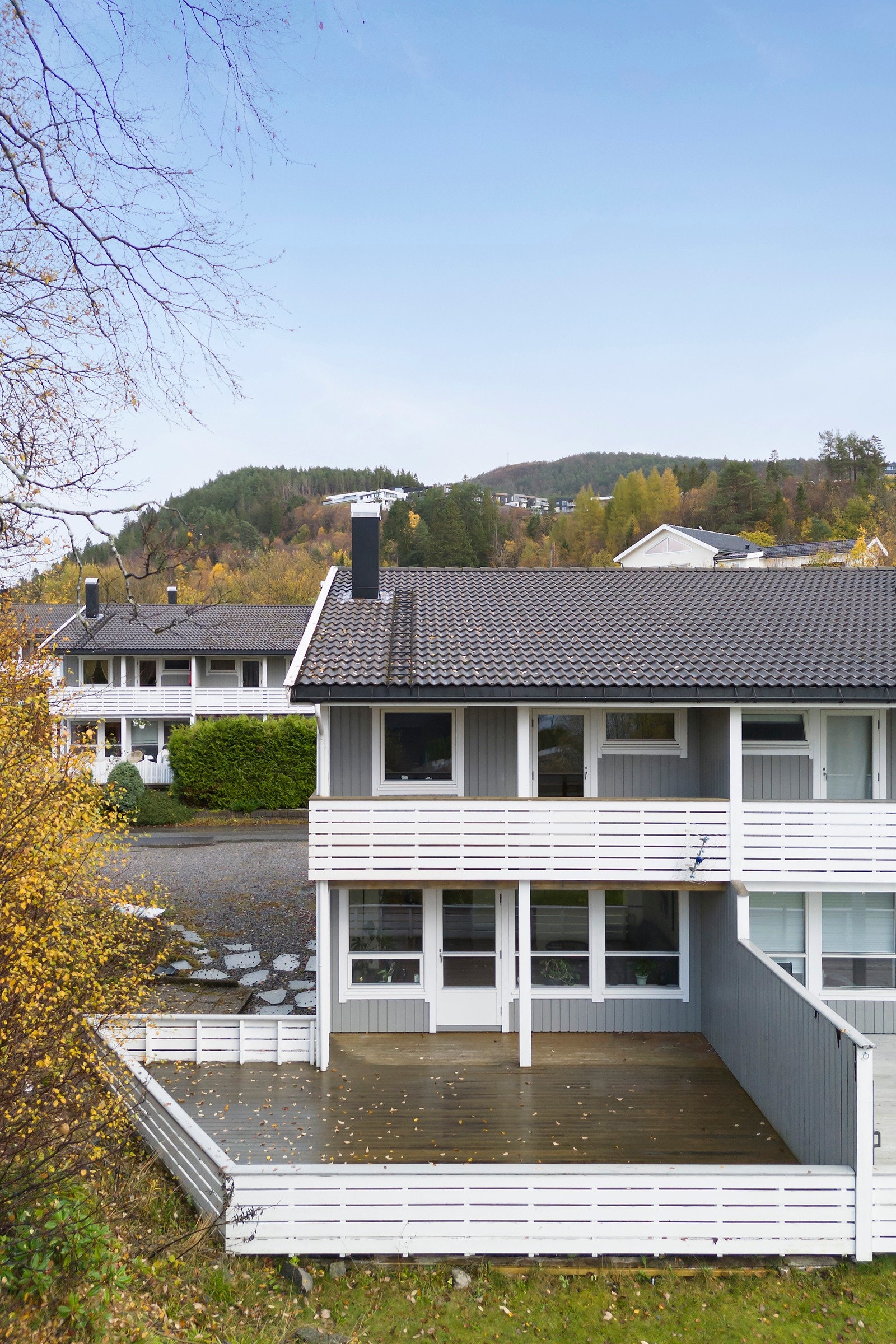 Eiendommen har en stor terrasse mot vest med gode solforhold. Galleribilde