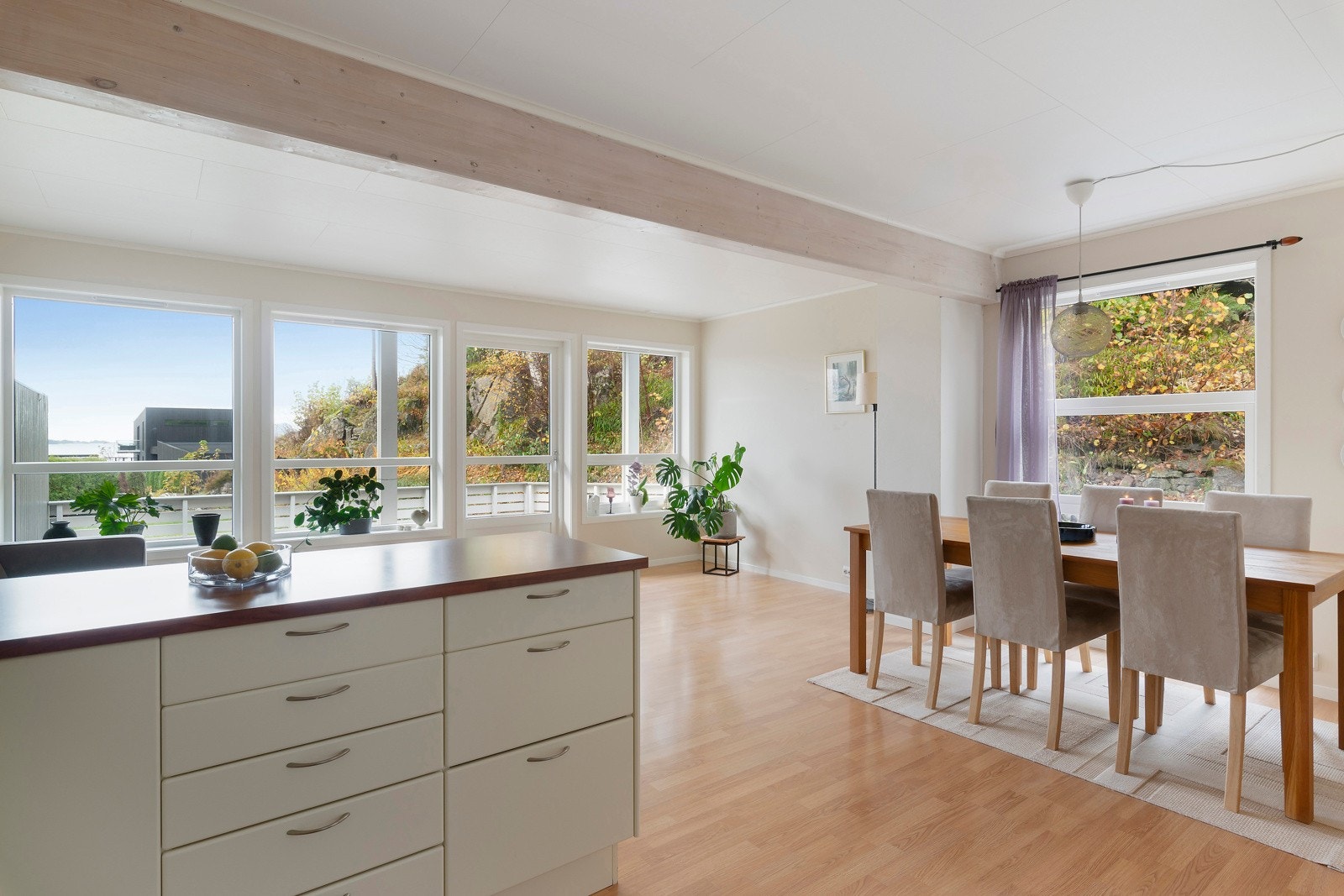 Også fra kjøkkenet får man nyte utsikt og godt lysinnslipp. Galleribilde