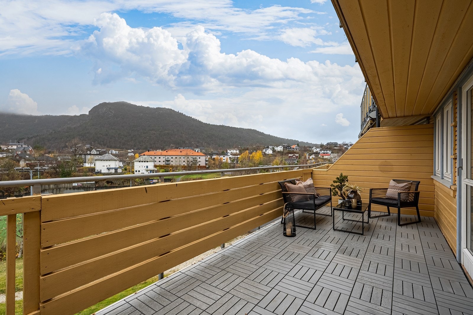 Leiligheten ligger i høy 1 etasje med solrik altan uten innsyn med flott utsikt mot Lyderhorn, Ørnefjellet og nærområdene Galleribilde