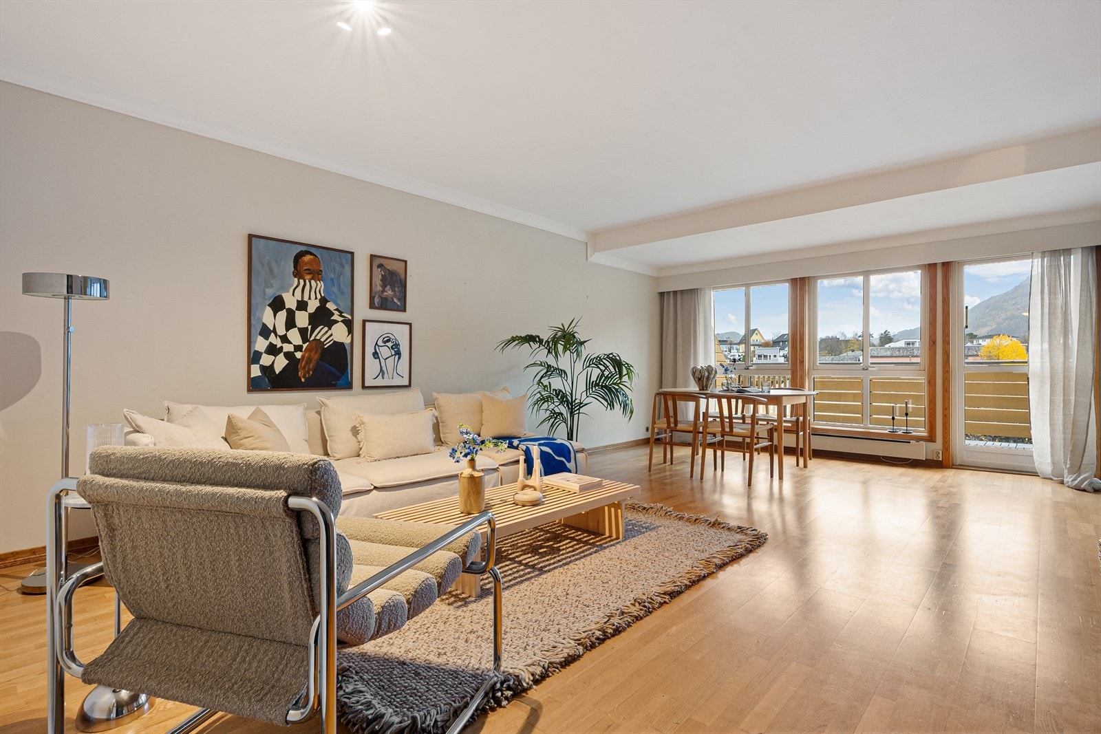 40 kvm. stue med dels åpen kjøkkenløsning og utgang til 16 kvm. solrik altan Galleribilde