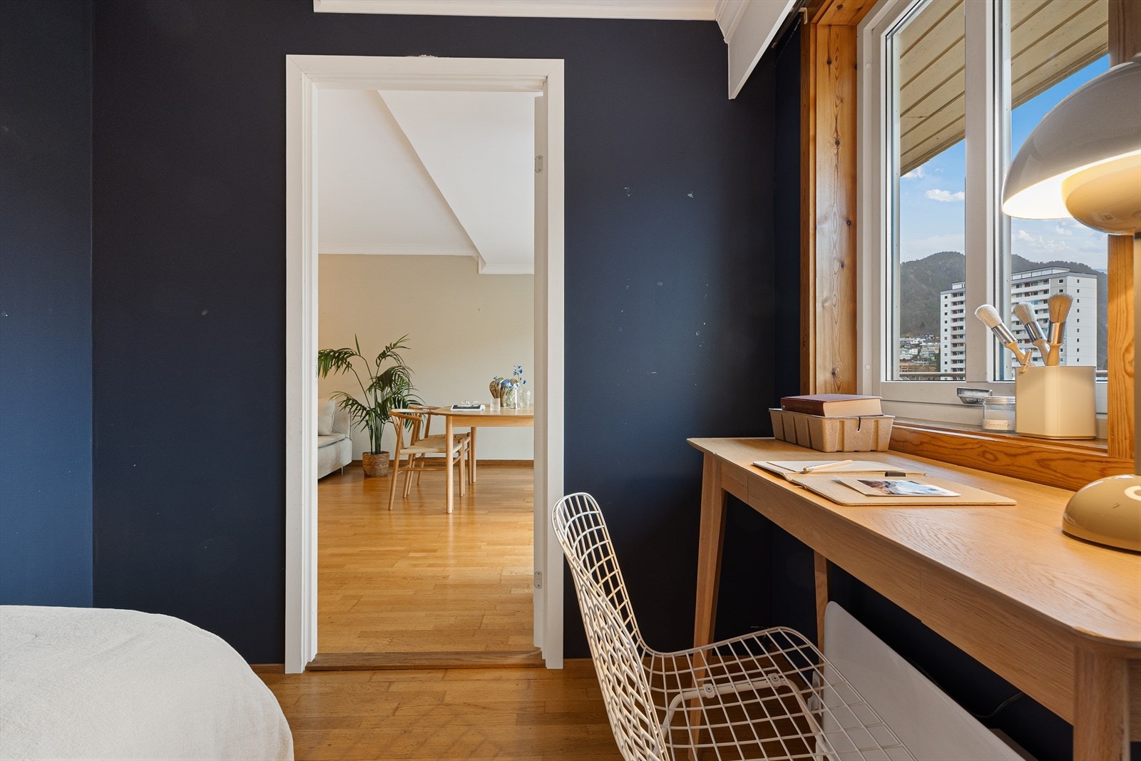 Leiligheten er seksjonert som en 3-roms leilighet og soverommet i stuen kan fjernes ved en mindre ombygning Galleribilde