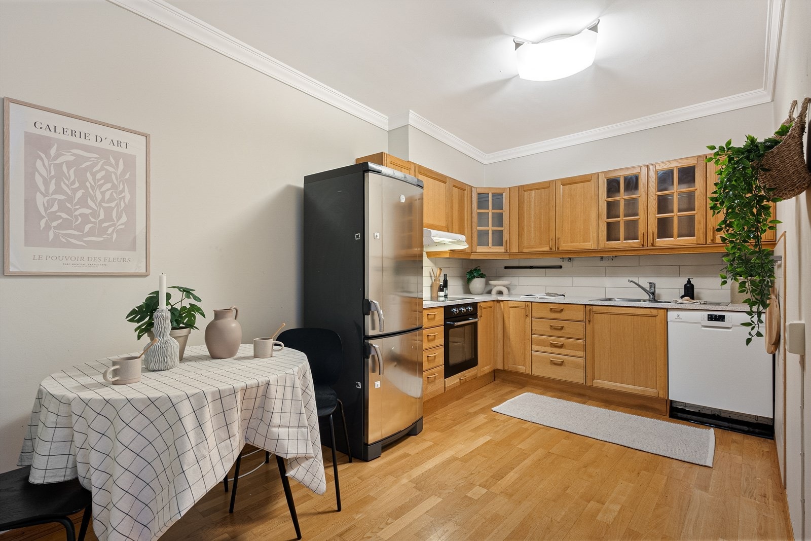 Kjøkkeninnredning med profilerte fronter i eik Galleribilde