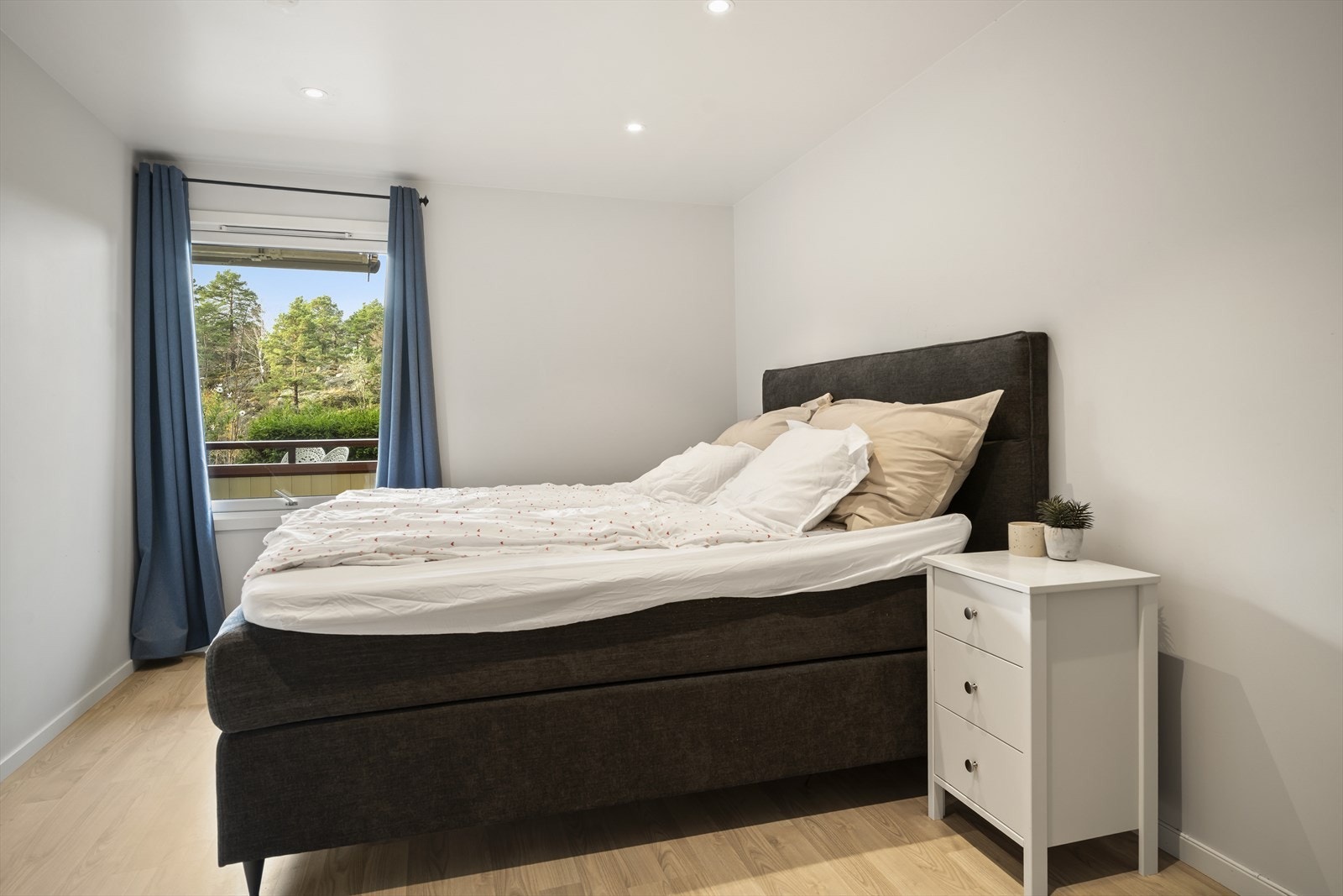 Romslig soverom med god plass til dobbeltseng og garderobeløsning. Galleribilde