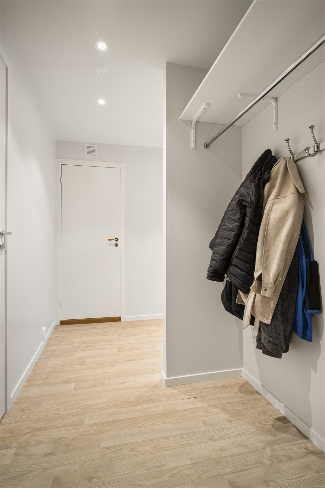 I entreen er det god plass til å henge fra seg yttertøy og sko. Downlights i himling og gulvvarme. Galleribilde