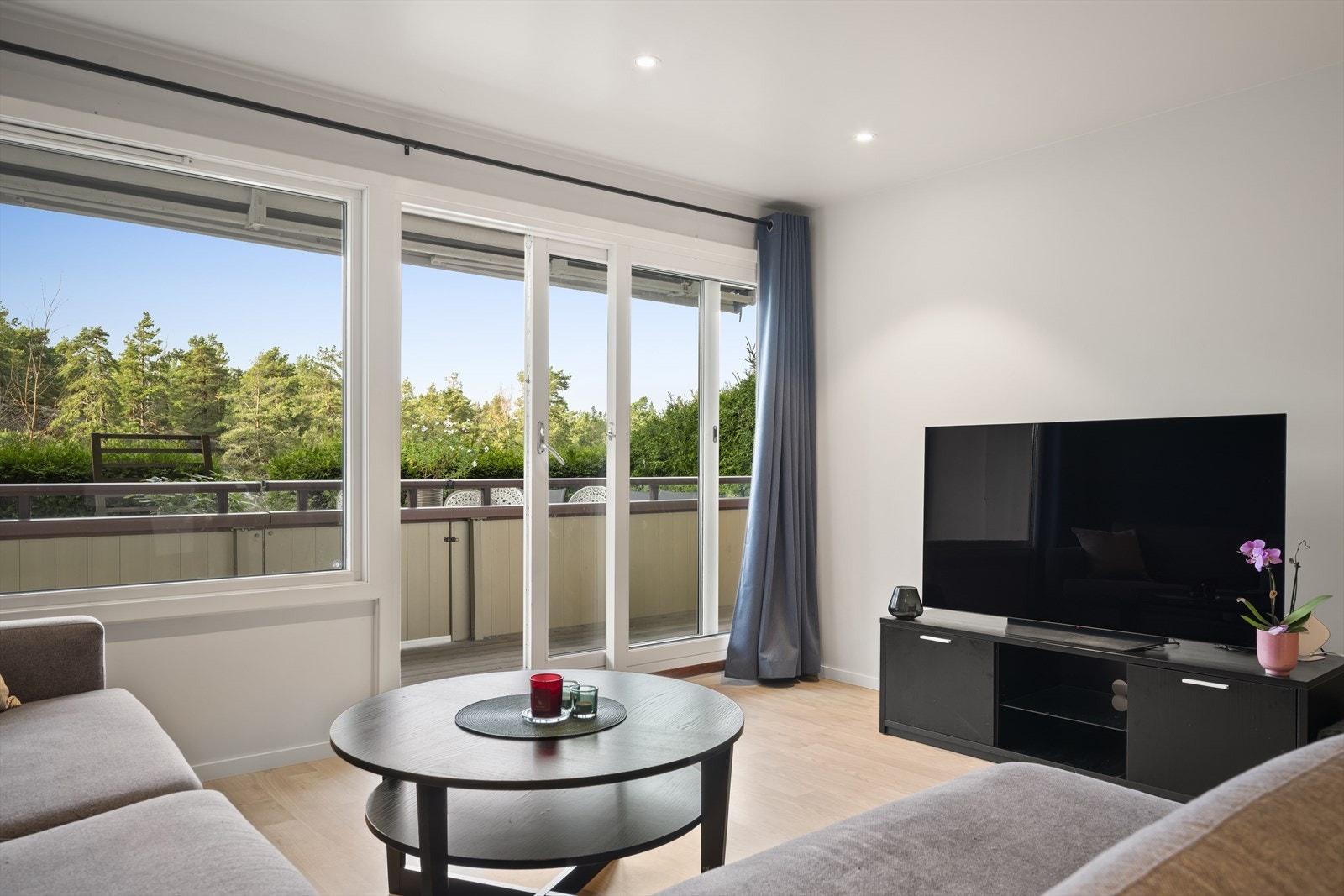 Fra stuen har du direkte utgang til en syd/vest vendt, solrik terrasse på ca. 30 m² Galleribilde