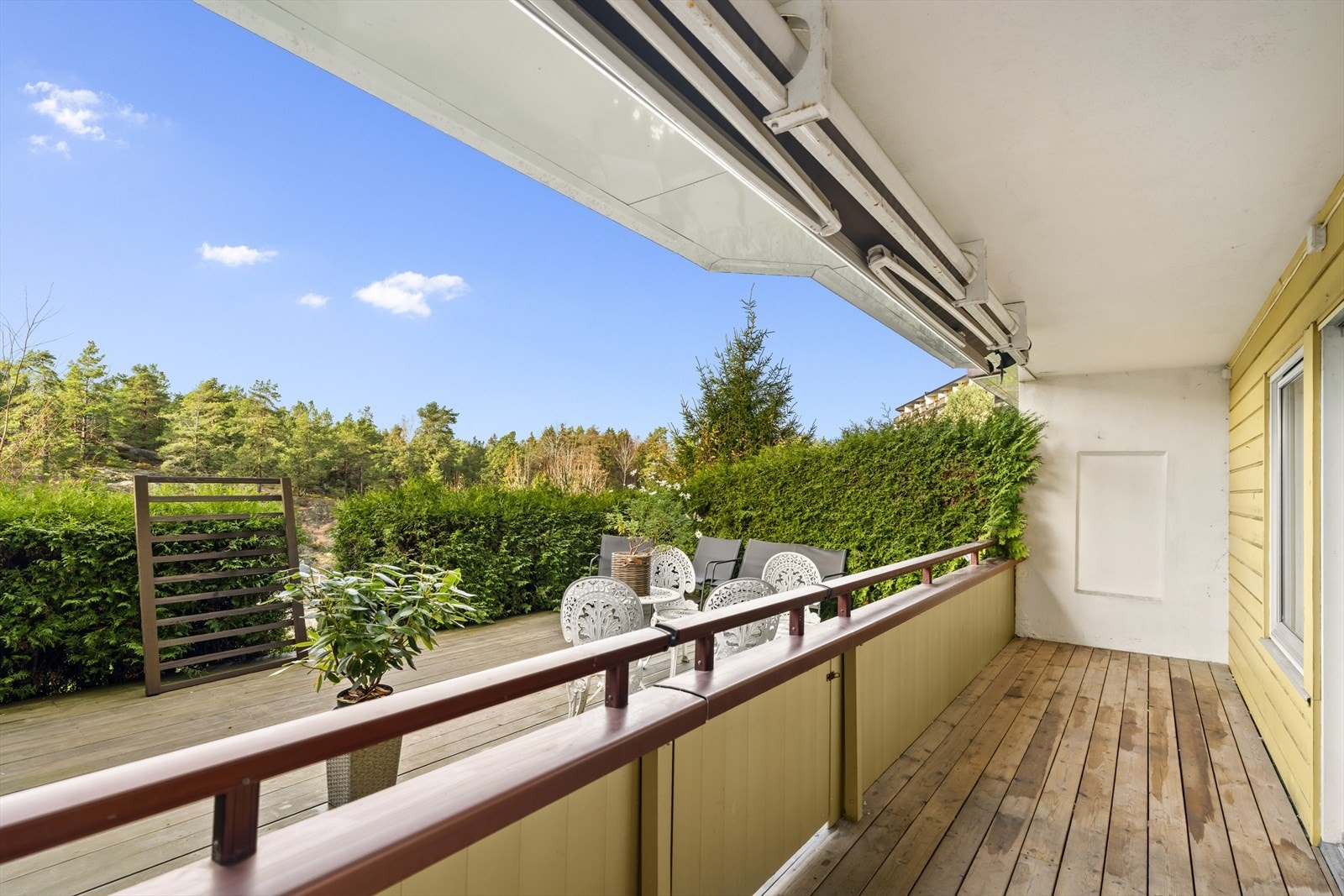 Terrassen er todelt. Innerst er det en usjenert og overbygget terrsse. På utsiden er det en større platting meg god plass til hagemøbler. Galleribilde