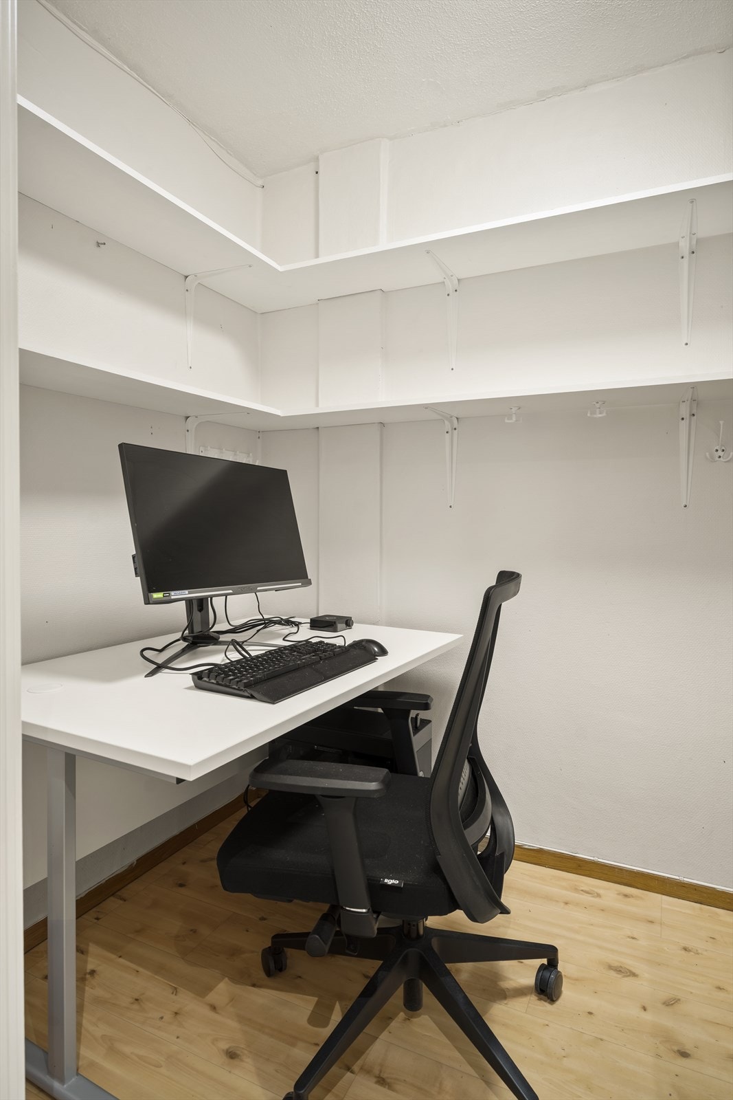 Innvendig bod kan også benyttes også som hjemmekontor. Fastmonterte hyller gir god plass til oppbevaring. Galleribilde