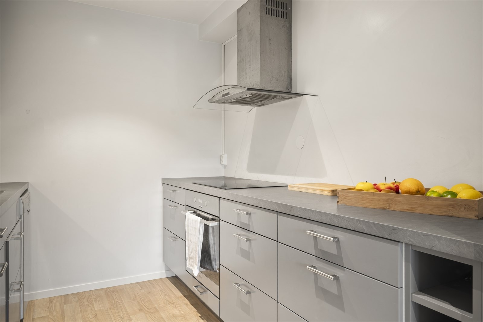 Tidløst kjøkken med slette fronter, laminert benkeplate og integrerte hvitevarer - funksjonelt og stilrent. Kjøkkenet ble oppusset av forrige eier i 2018 med innredning fra Epoq. Galleribilde