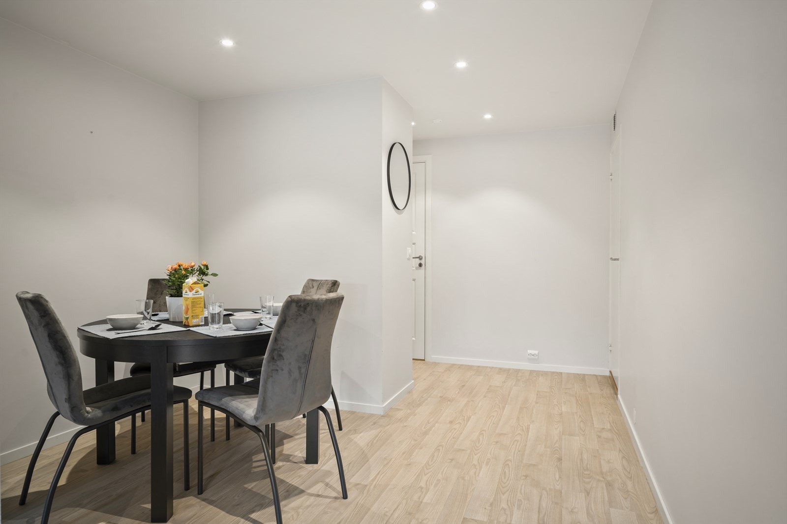 Lys spisestue i tilknytning til stuen - ideell for sosiale måltider og hyggelige sammenkomster. Galleribilde