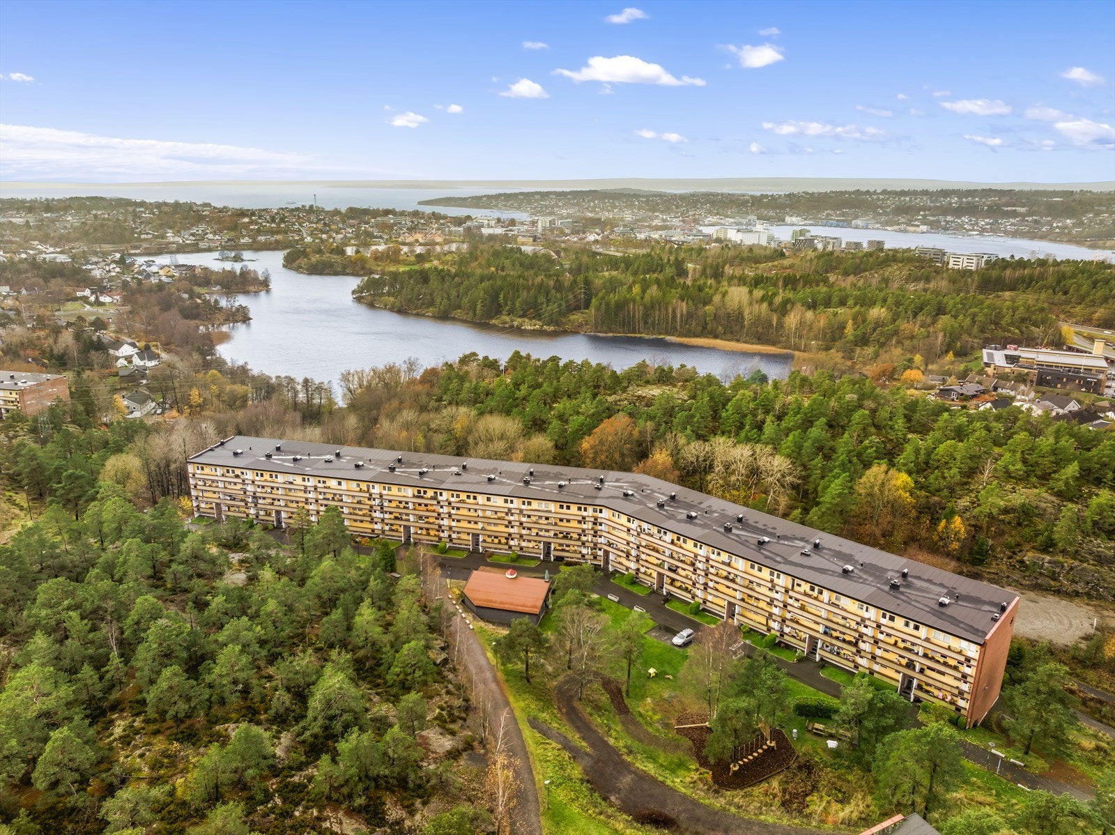 Fra Slalåmbakken er det gangavstand til Nesparken med flotte grøntområder, lekeplasser og turstier langs vannet Galleribilde