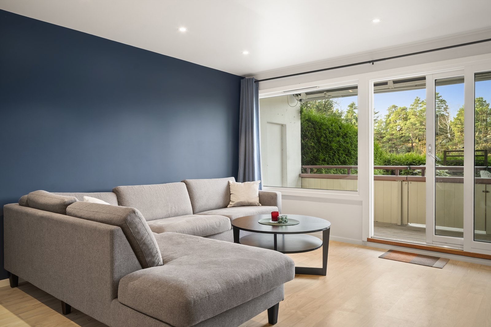 Romslig stue med store vindusflater som gir rikelig dagslys og mange muligheter for møblering. Galleribilde