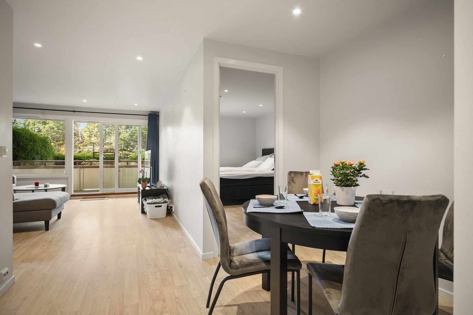 Åpen løsning mellom stue og spisestue gir romfølelse og fleksible møbleringsmuligheter. Galleribilde