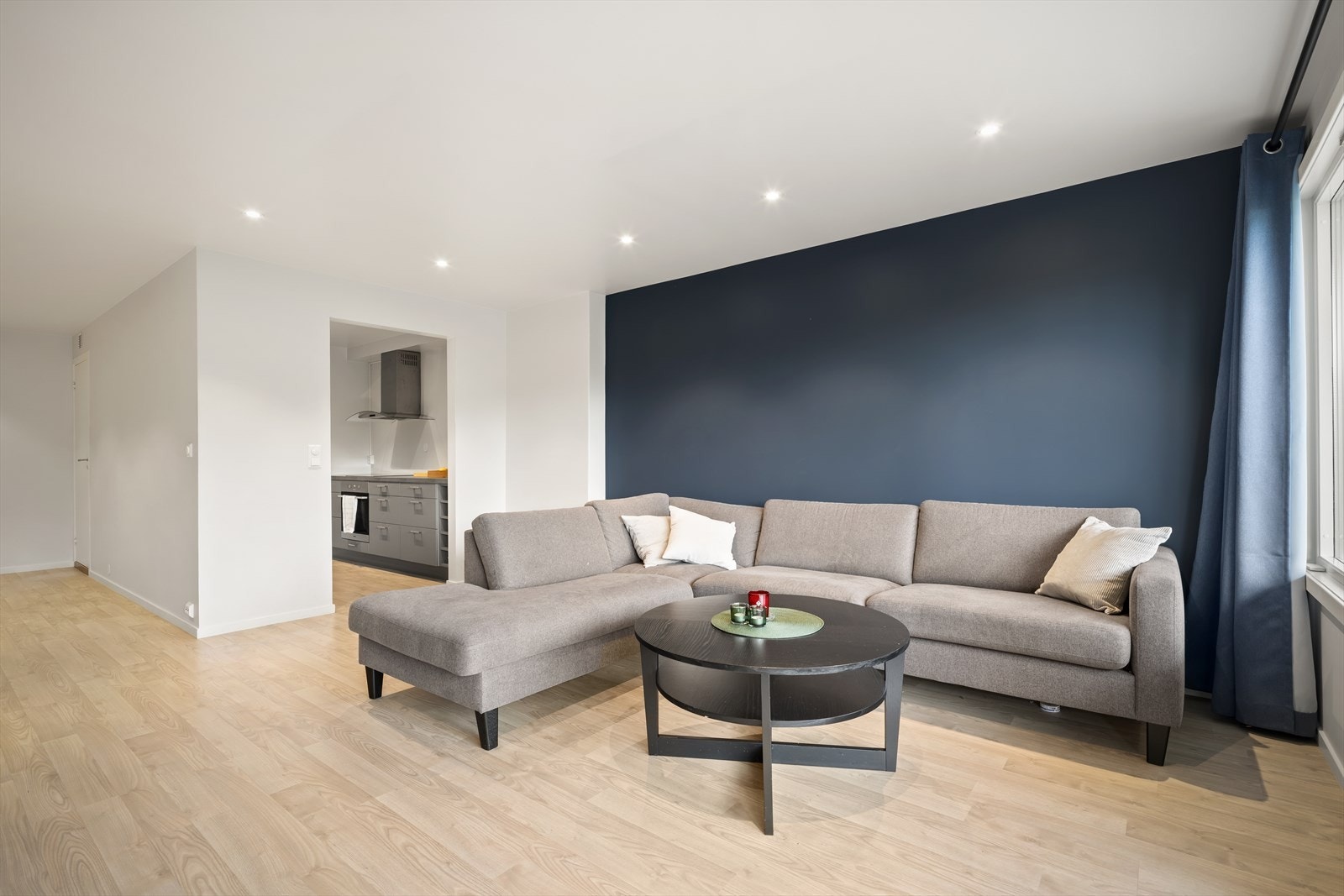 Leiligheten har en innbydende stue med plass til både sofakrok og spisebord. Varmekabler i gulvet gir en behagelig varme året rundt. Galleribilde