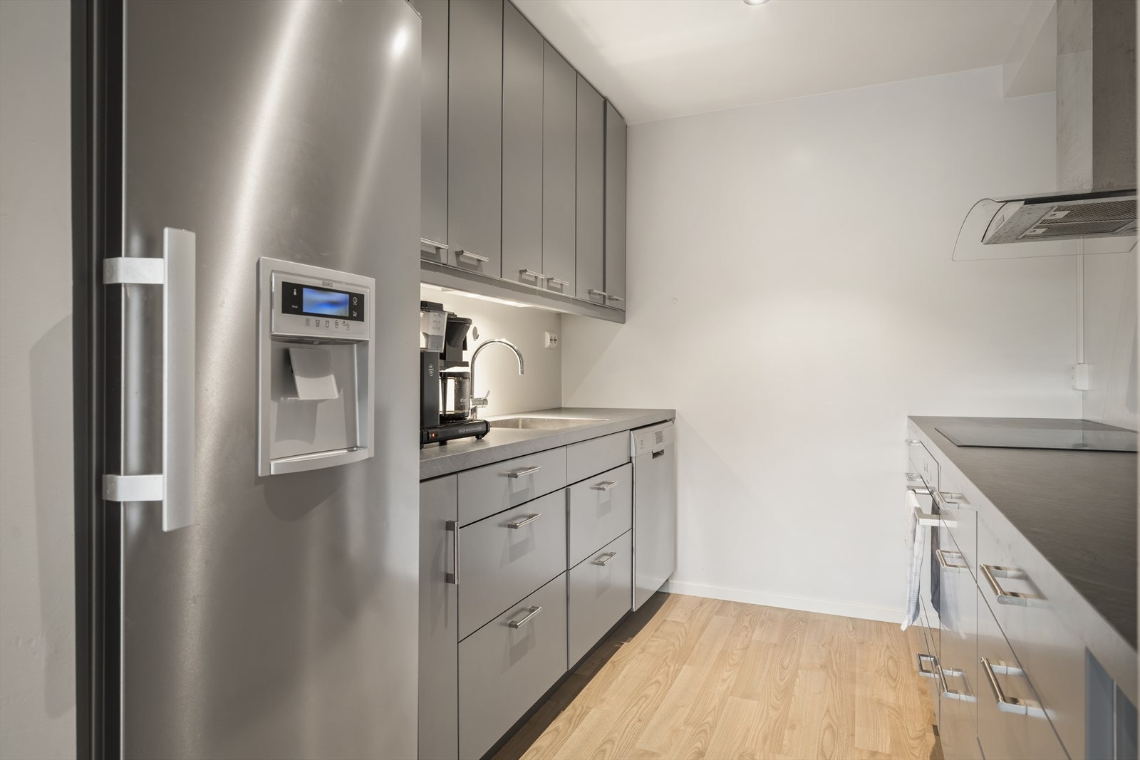 God arbeidsplass og praktisk løsning - perfekt for både hverdagsmat og hyggelige middager. Det er montert varmekabler i kjøkkengulvet. Galleribilde