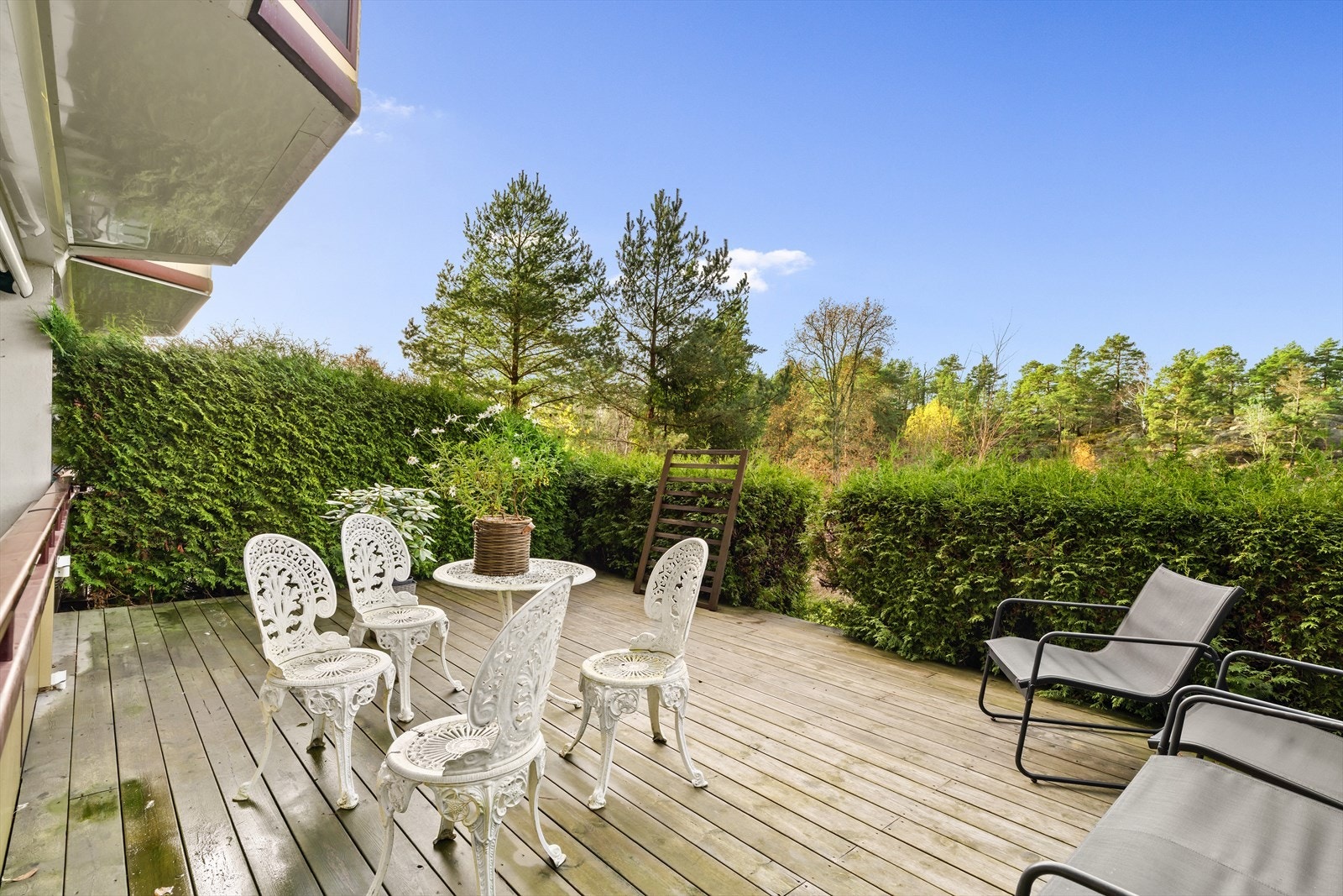 Uteplassen er godt skjermet med hekkbeplantning inn mot naboer. Galleribilde