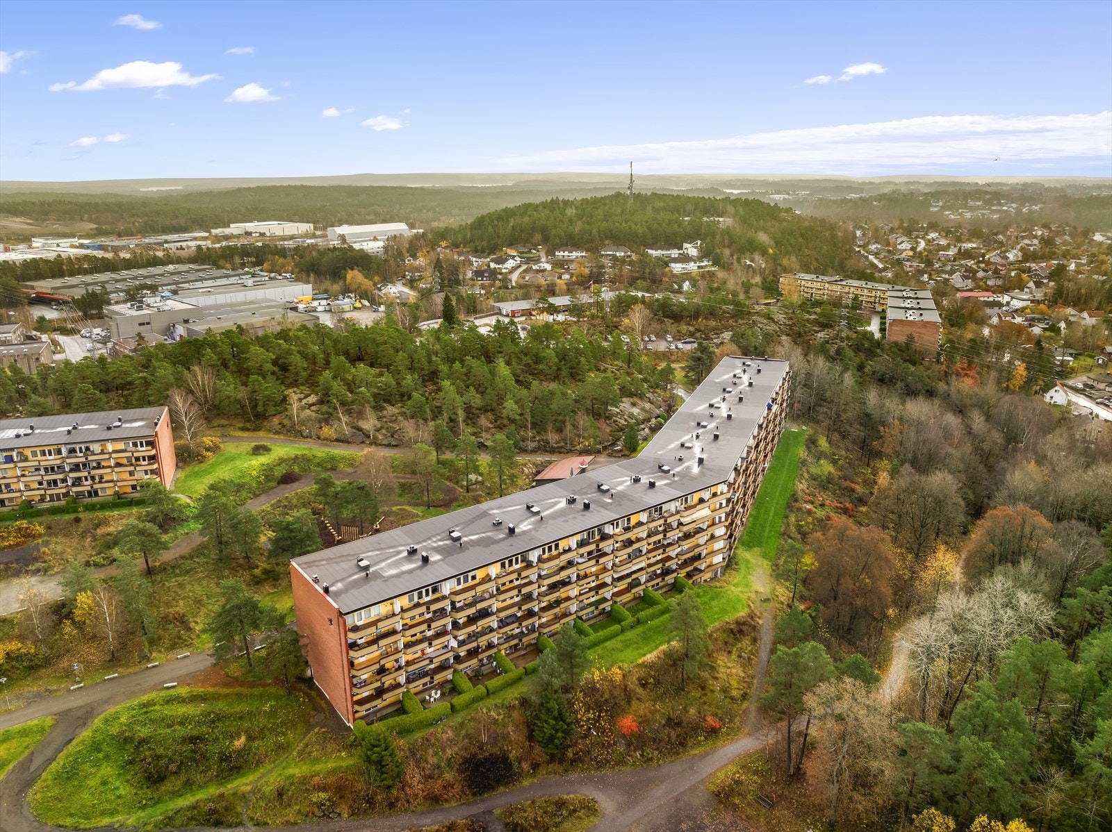 Grønne omgivelser og romslige fellesarealer skaper et luftig og behagelig bomiljø. Galleribilde