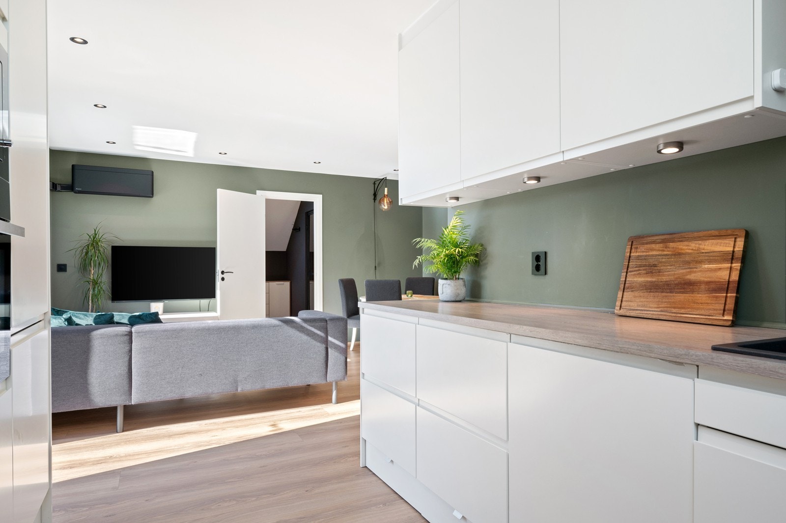 Kjøkkenet er romslig, ikke minst er det praktisk med skuffer i sokkelen Galleribilde