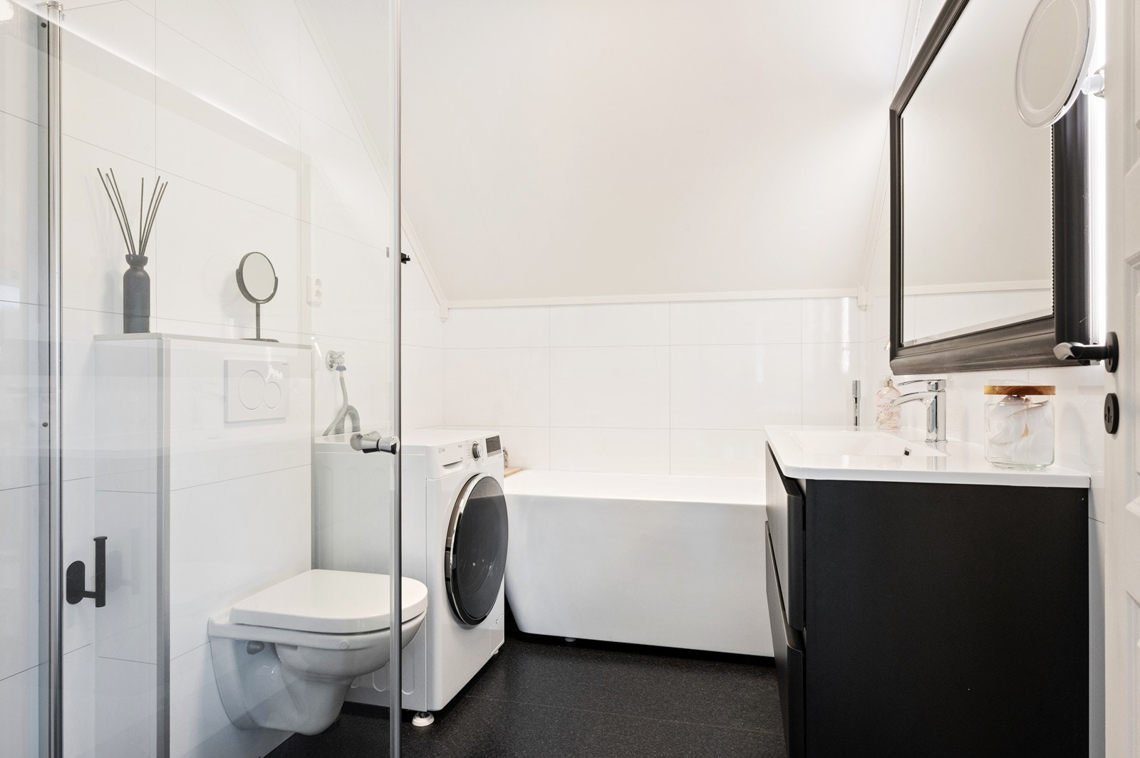 Badet er pusset opp i 2024 og har en god standard Galleribilde