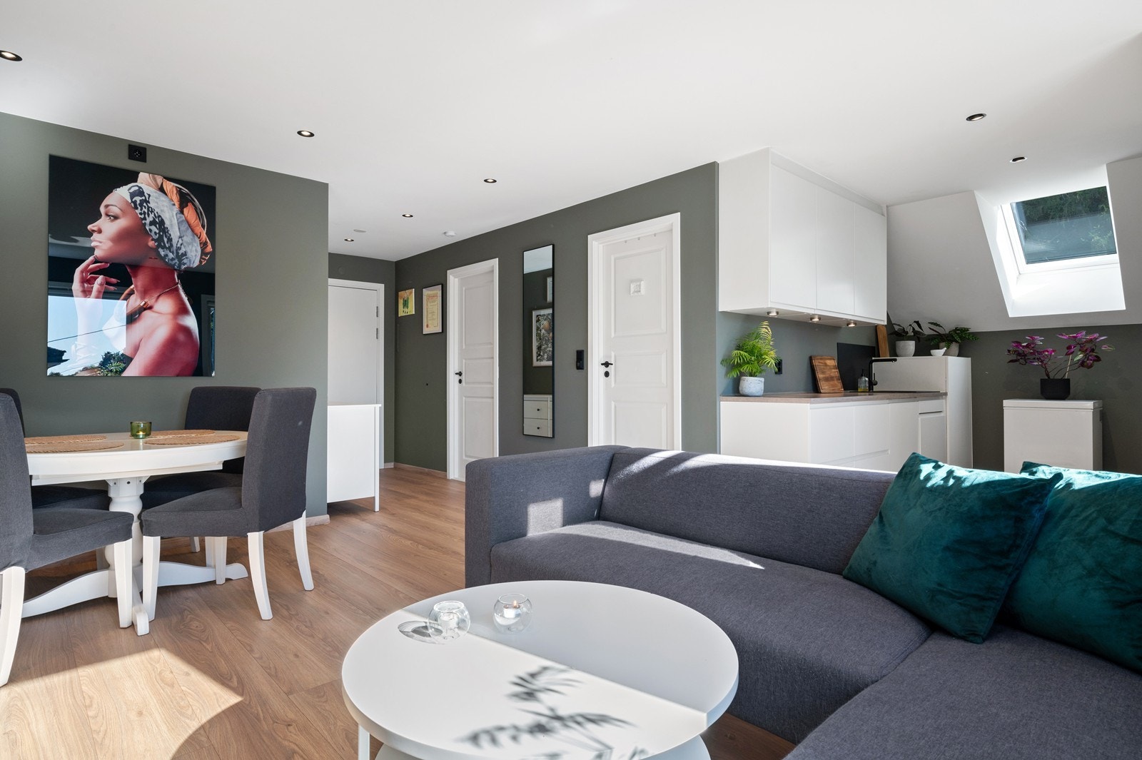 Laminatgulv i stue/kjøkken og soverom var nytt i 2020 Galleribilde