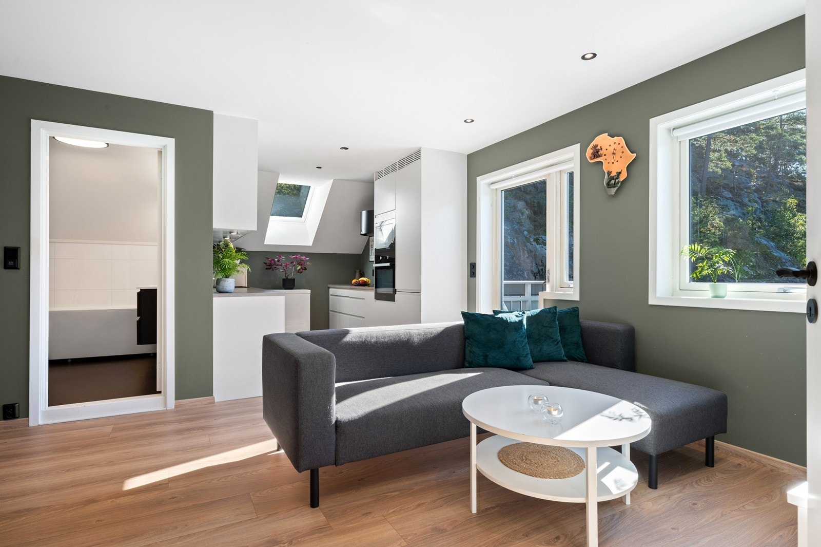 Det er en praktisk planløsning med gang, bod, bad, stue/kjøkken, soverom og garderobe Galleribilde